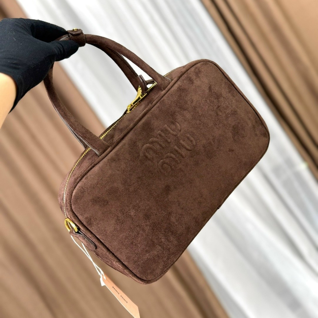 женская сумочка люксового бренда miu beau suede trend,женская замшевая сумка miu miu arcadie коричневая,сумка замшевая,сумка женская miu miu beau замша,сумка miu miu натуральная замша 35-24