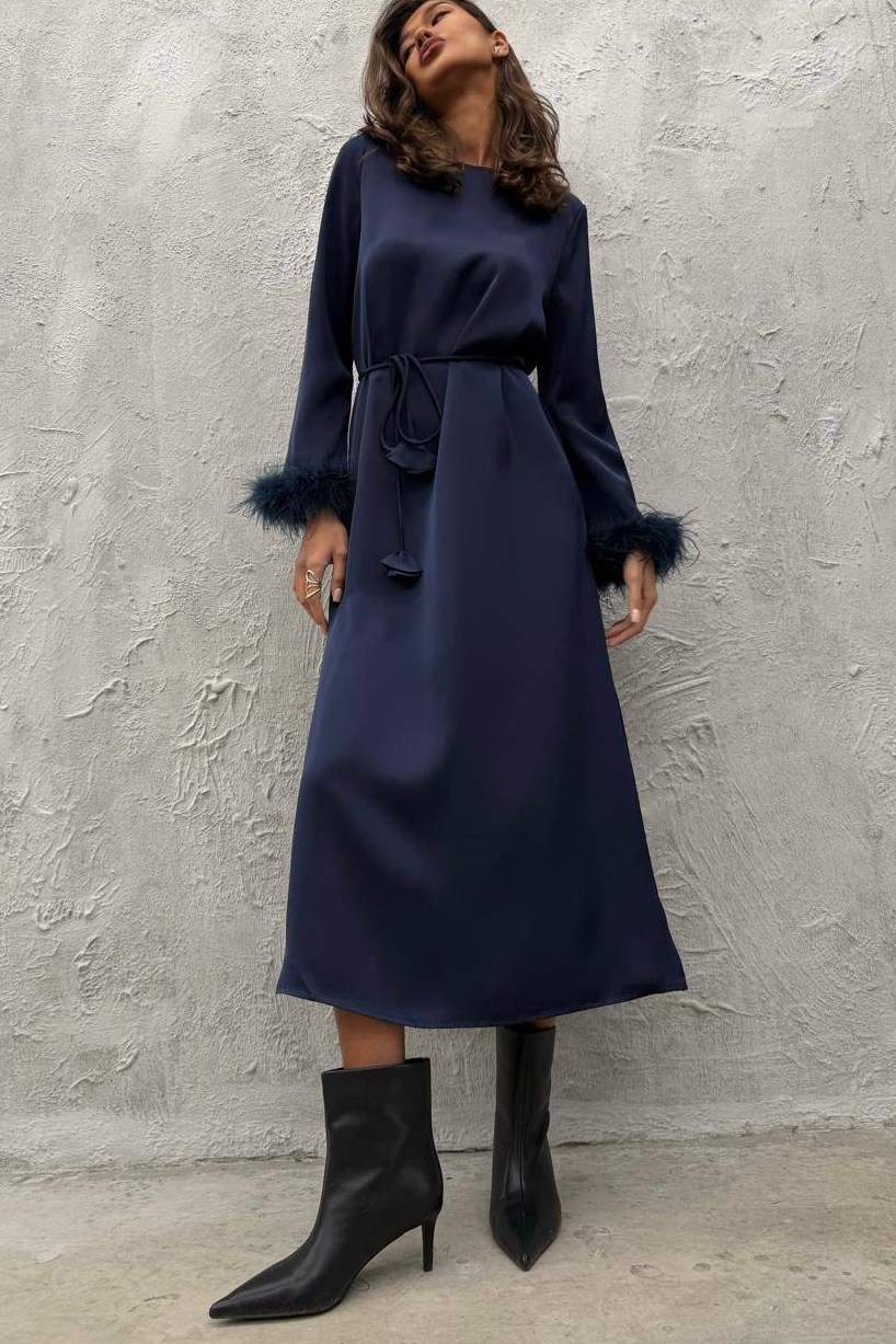 платье с перьями белое,платье с перьями,платья женская с перьями,платье с перьями на рукавах,атласное платье с перьями