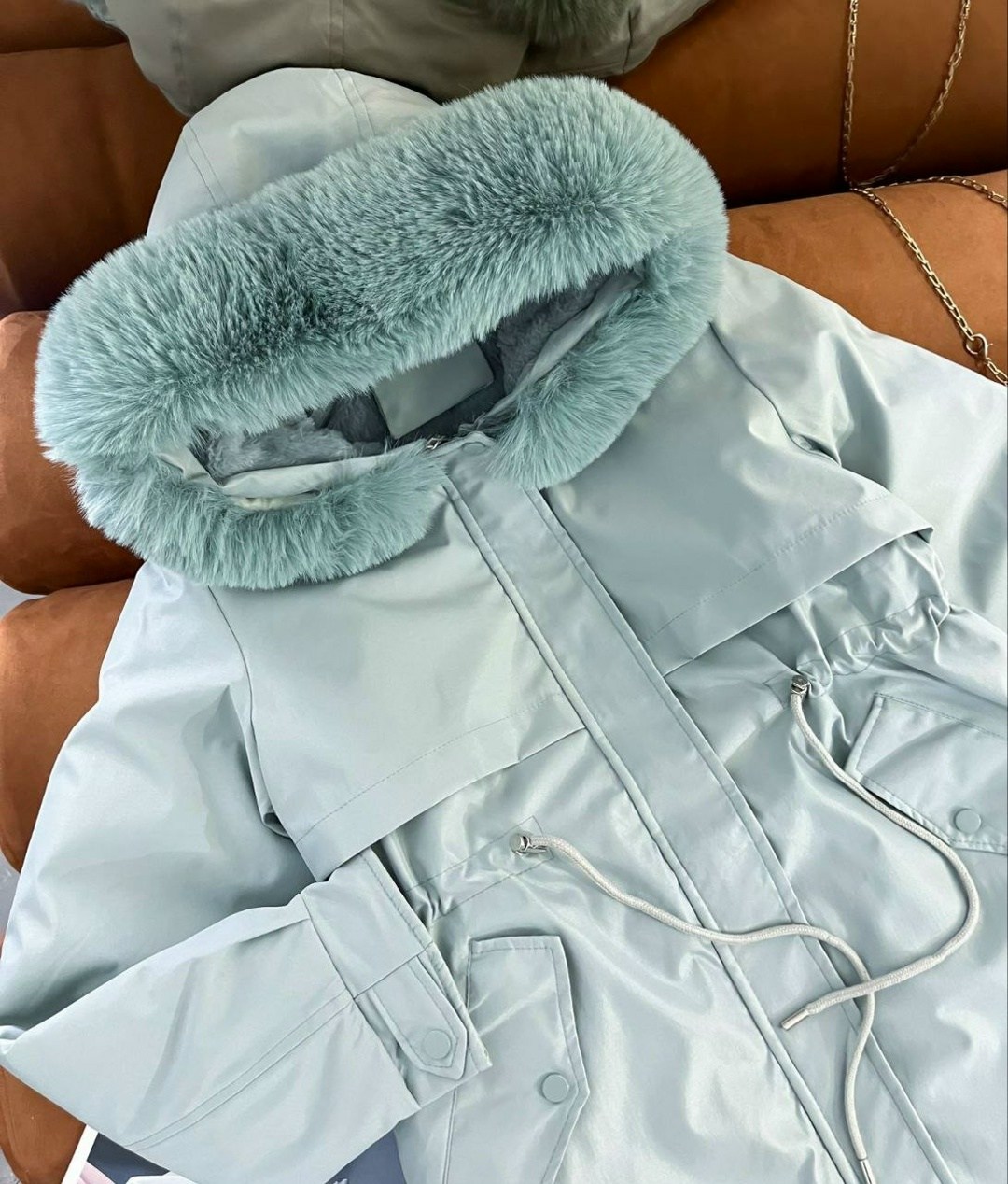 женская парка утепленная куртка с большим меховым воротником и капюшоном,женская зимняя куртка,зимняя куртка,зимняя куртка с меховым воротником и капюшоном,женский теплый пуховик средней длины с капюш