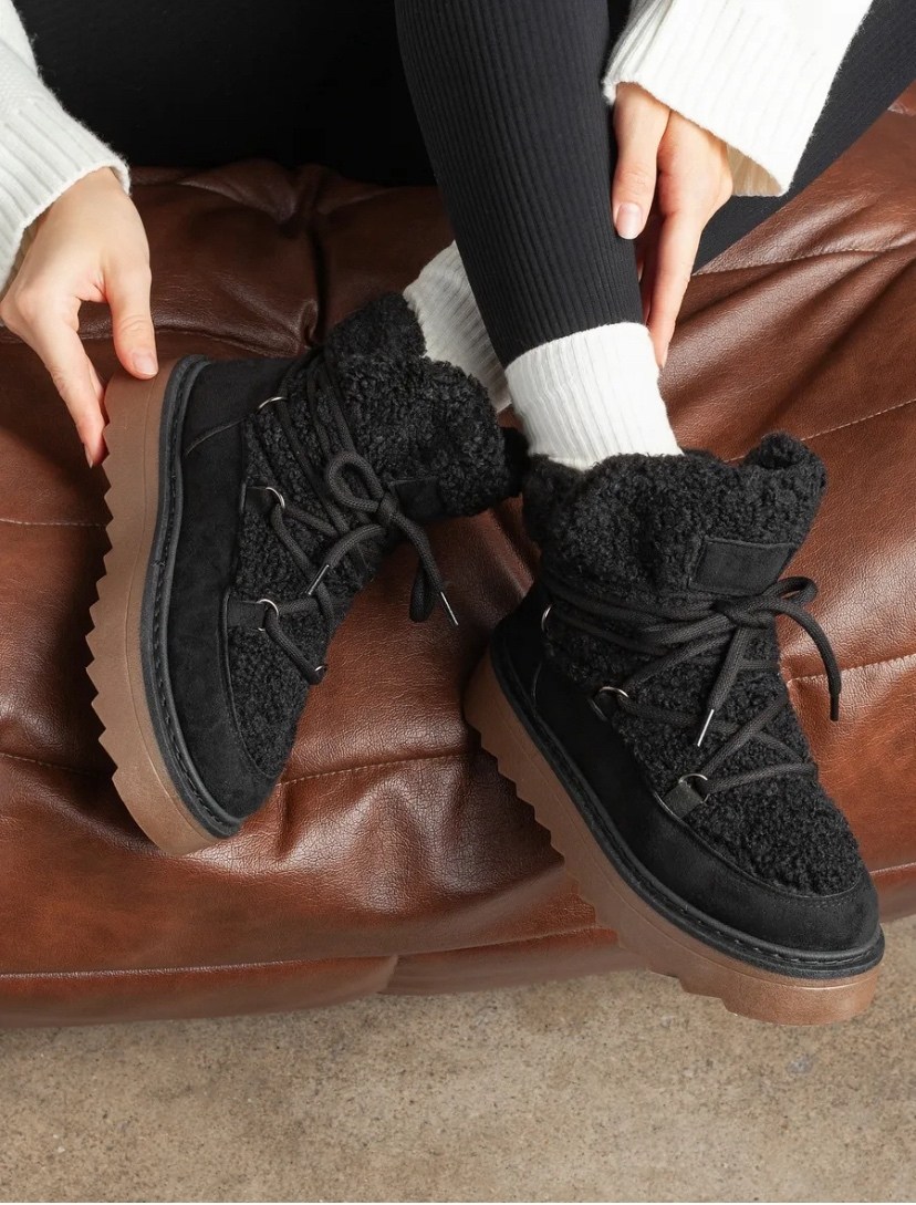 ,угги женские,ботинки угги зимние натуральная замша с мехом на платформе,угги зимние натуральная замша aлександра малина,короткие угги зимние на платформе шнуровка emelina shop