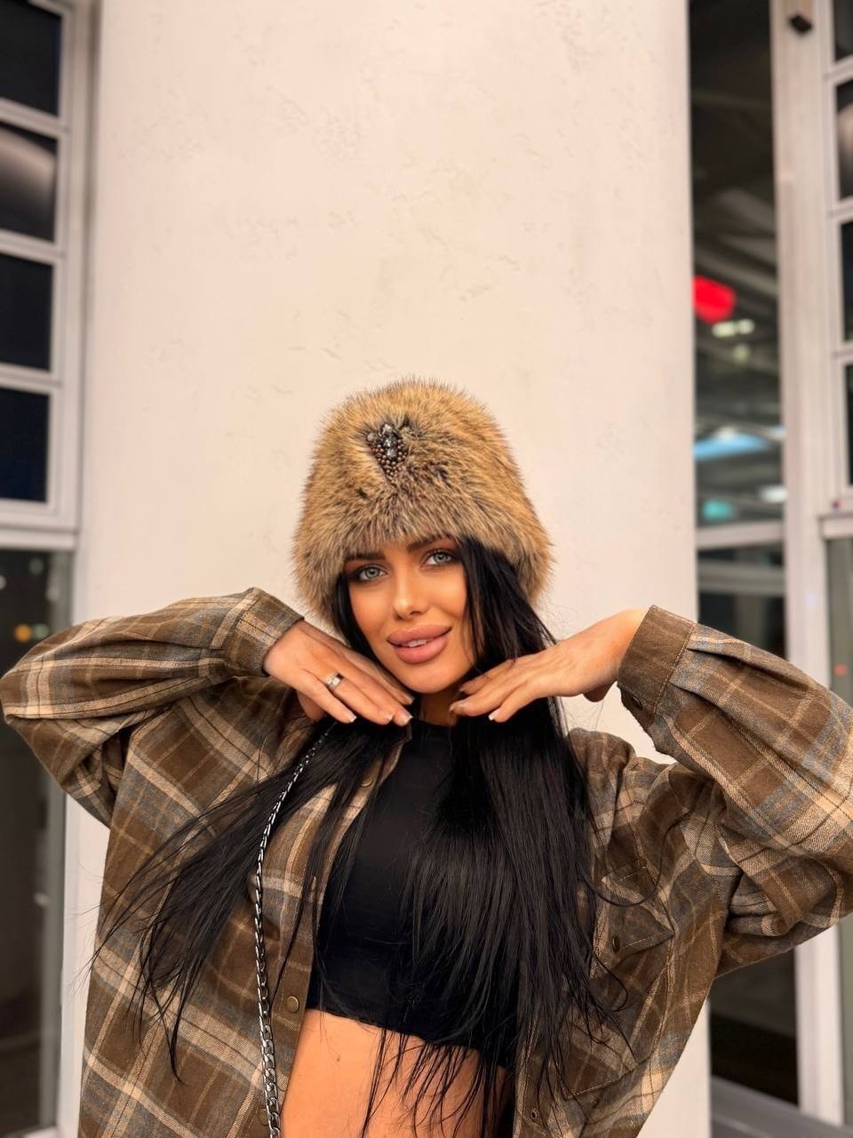 девушка,меховая шапка,шапка ушанка женская зимняя,белая меховая шапка,элегантная женская зимняя шапка