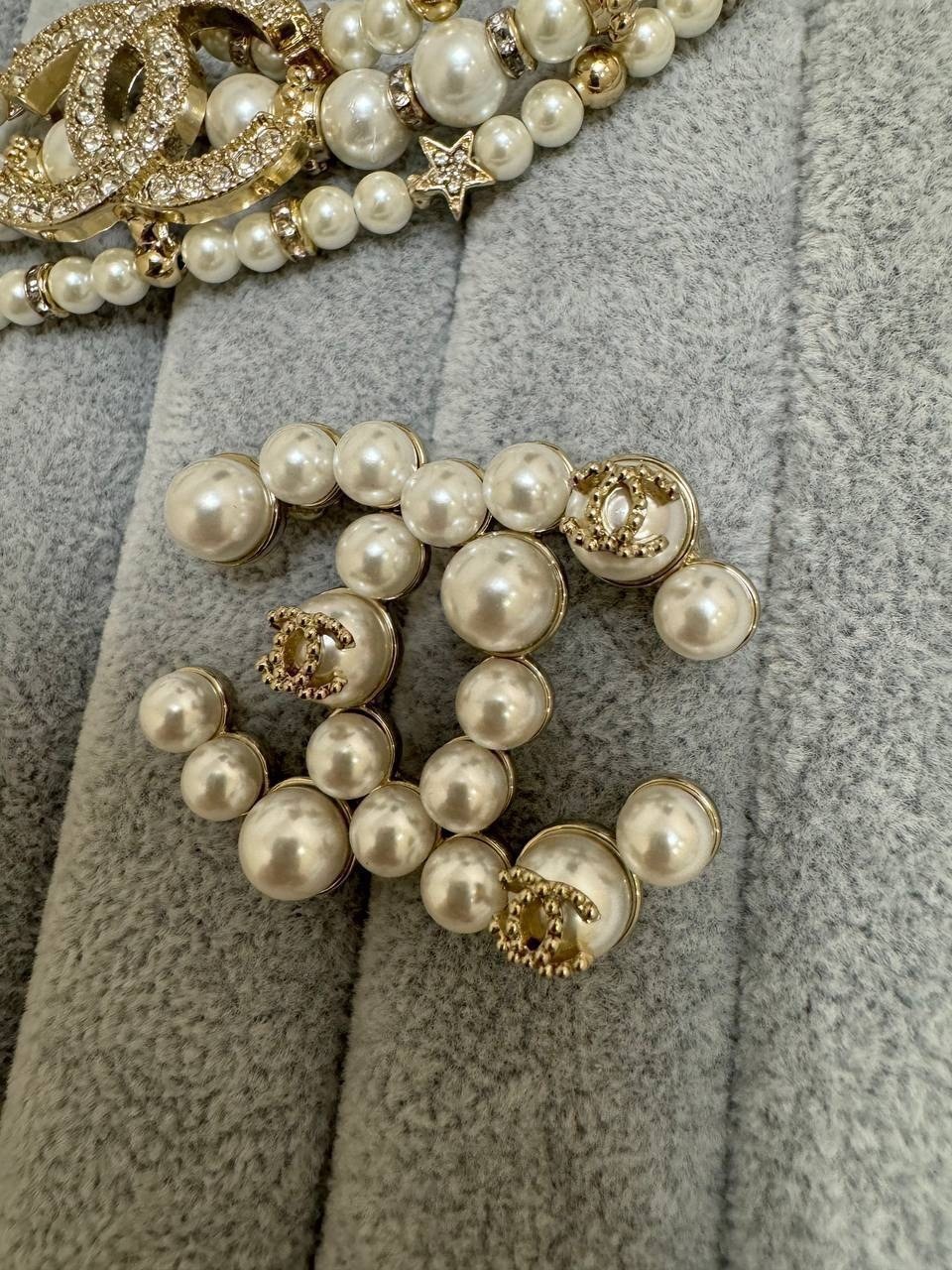 брошь chanel крупная под жемчуг,довоенная брошь шанель жемчуг,украшения шанель,шанель серьги,брошь chanel