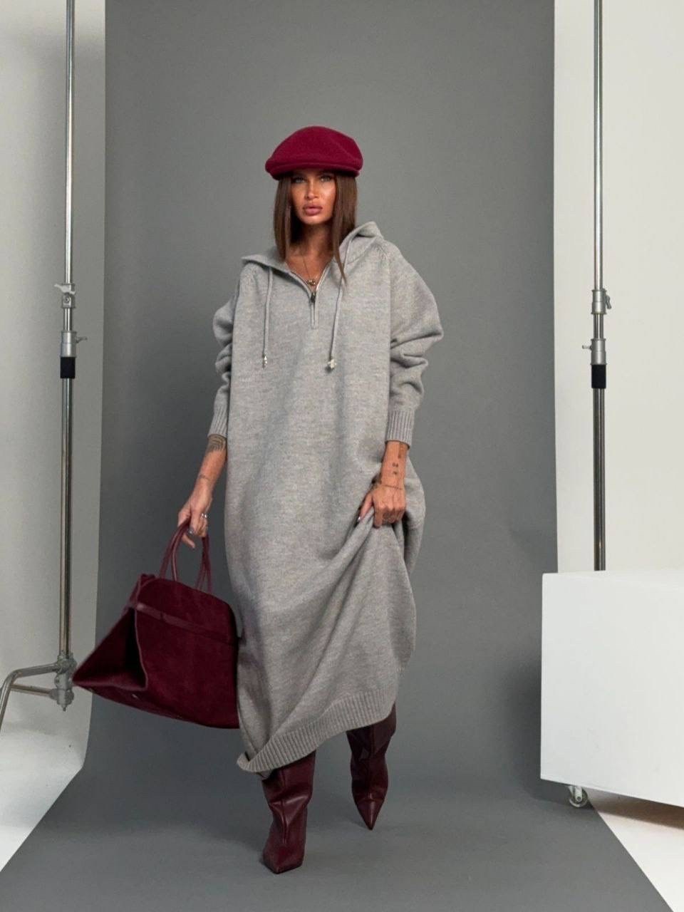 спортивное платье с капюшоном,трикотажное спортивное платье,замшевая сумка,сумка женская,платье с капюшоном