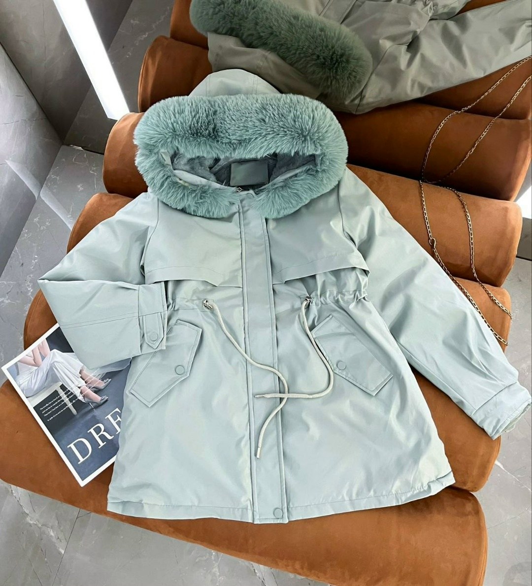 женская парка утепленная куртка с большим меховым воротником и капюшоном,женская зимняя куртка,зимняя куртка,зимняя куртка с меховым воротником и капюшоном,женский теплый пуховик средней длины с капюш