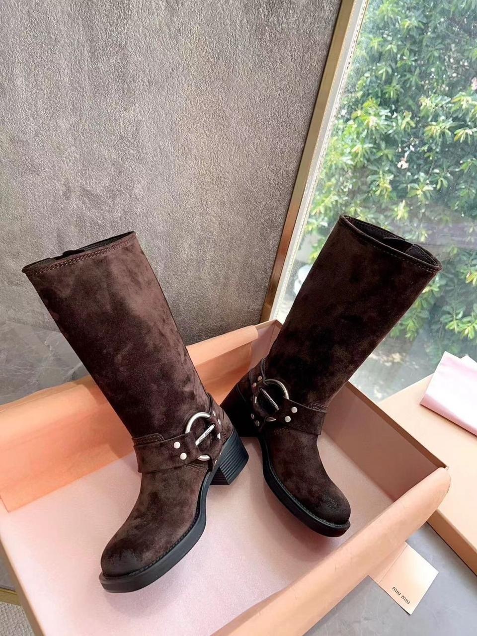 кожаные сапоги miu miu,женские сапоги,женские замшевые сапоги miu miu 2025 коричневые с пряжкой,сапоги miu miu,замшевые сапоги