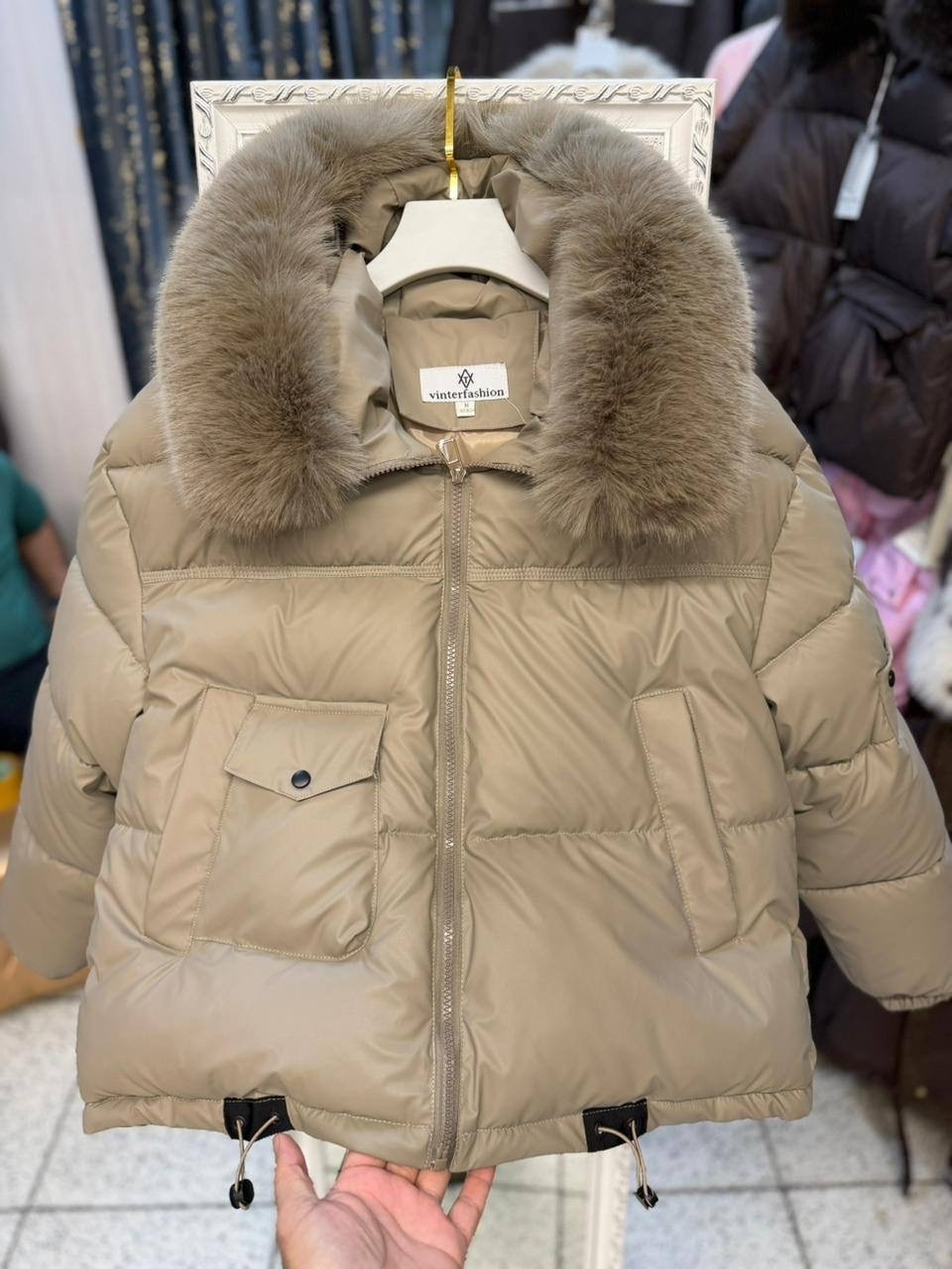 зимняя куртка-пуховик,пуховик с натуральным мехом,пуховик женский,женская куртка-пуховик на белом утином пуху с натуральным мехом енота,пуховик