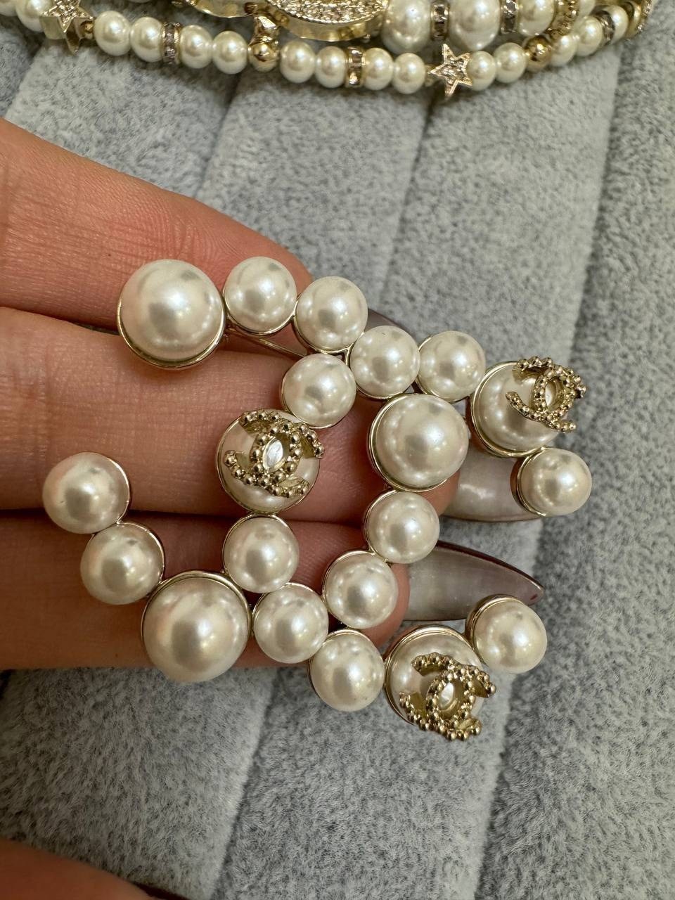 брошь chanel крупная под жемчуг,довоенная брошь шанель жемчуг,украшения шанель,шанель серьги,брошь chanel