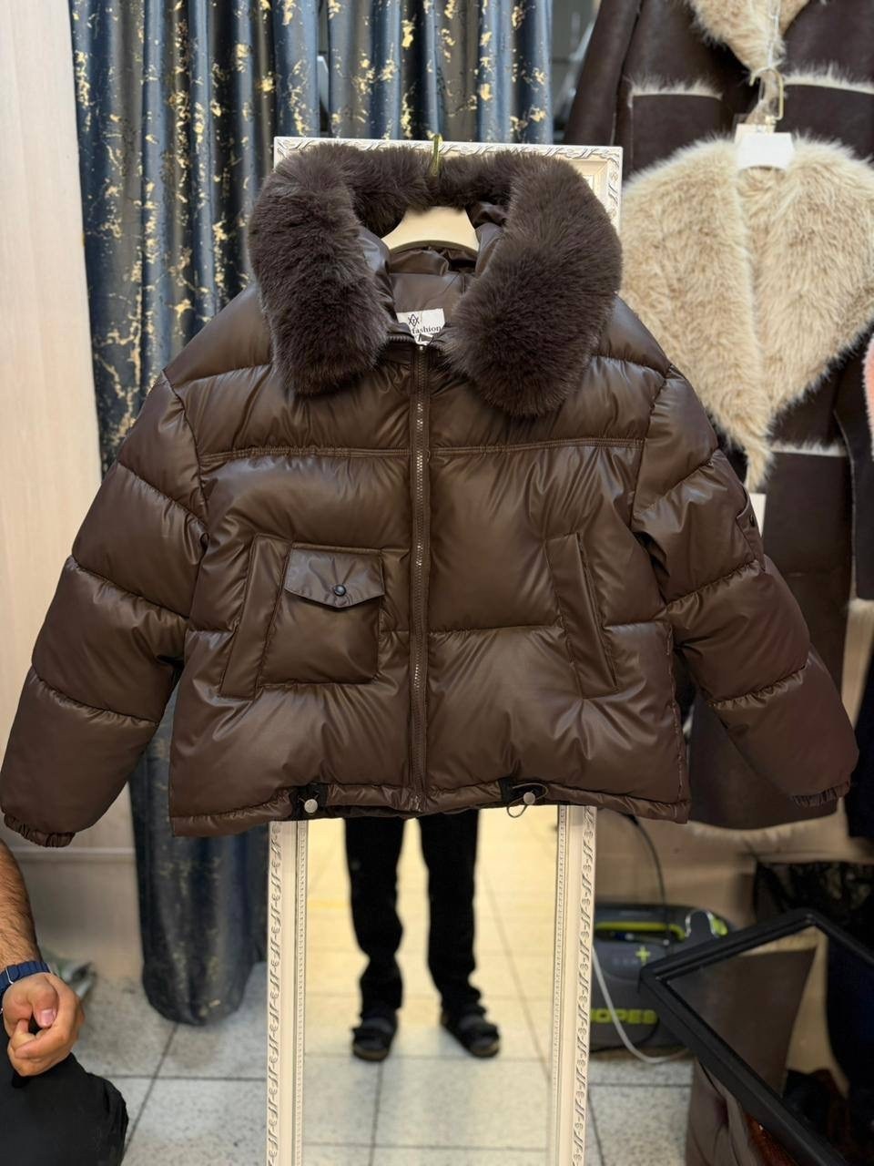 зимняя куртка-пуховик,пуховик с натуральным мехом,пуховик женский,женская куртка-пуховик на белом утином пуху с натуральным мехом енота,пуховик