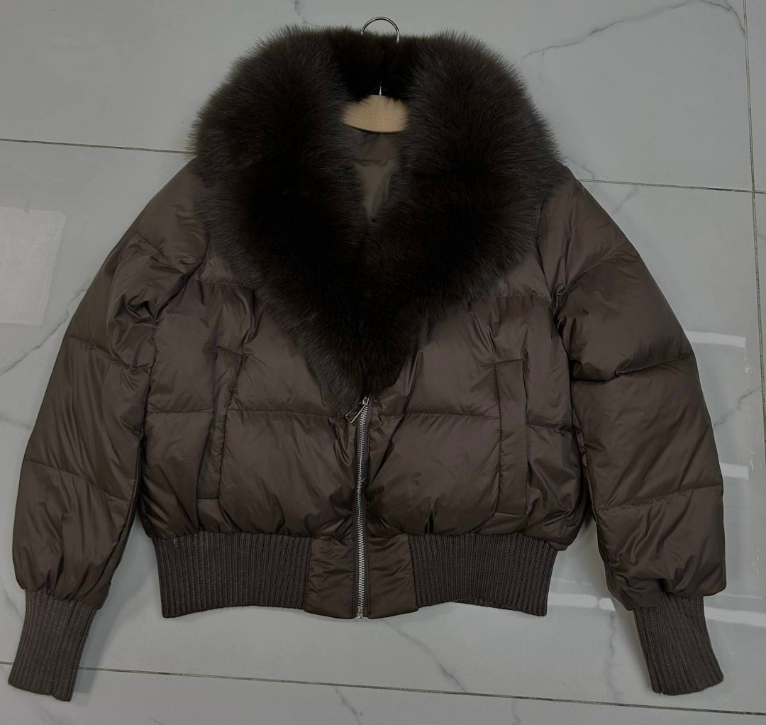 женская куртка-пуховик на белом утином пуху с натуральным мехом енота,женский пуховик на утином пуху с большим воротником из меха енота,женская куртка-пуховик с натуральным лисьим мехом,короткая куртк