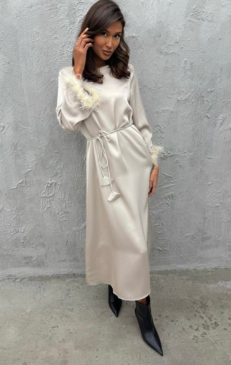 платье с перьями белое,платье с перьями,платья женская с перьями,платье с перьями на рукавах,атласное платье с перьями
