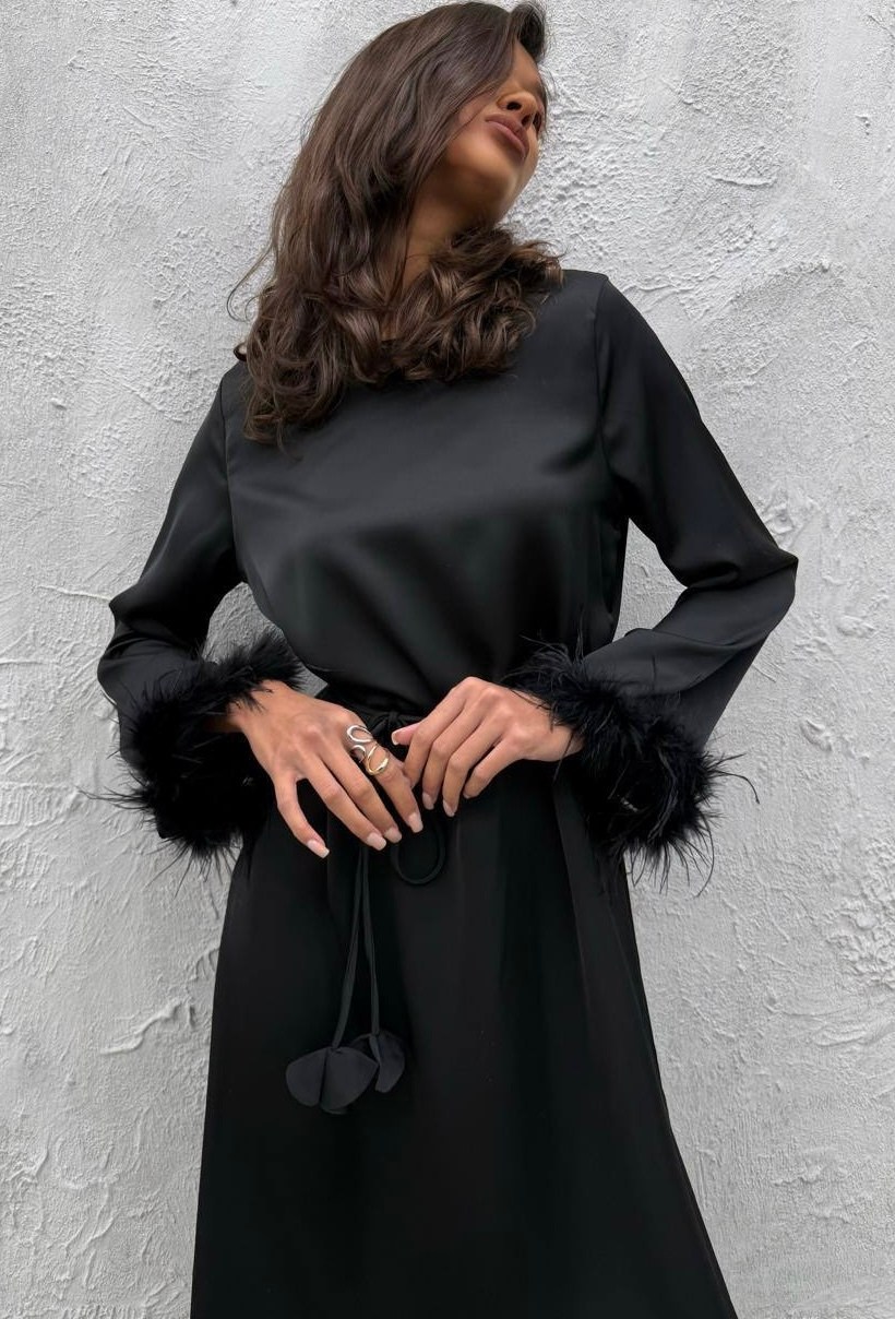 платье с перьями белое,платье с перьями,платья женская с перьями,платье с перьями на рукавах,атласное платье с перьями