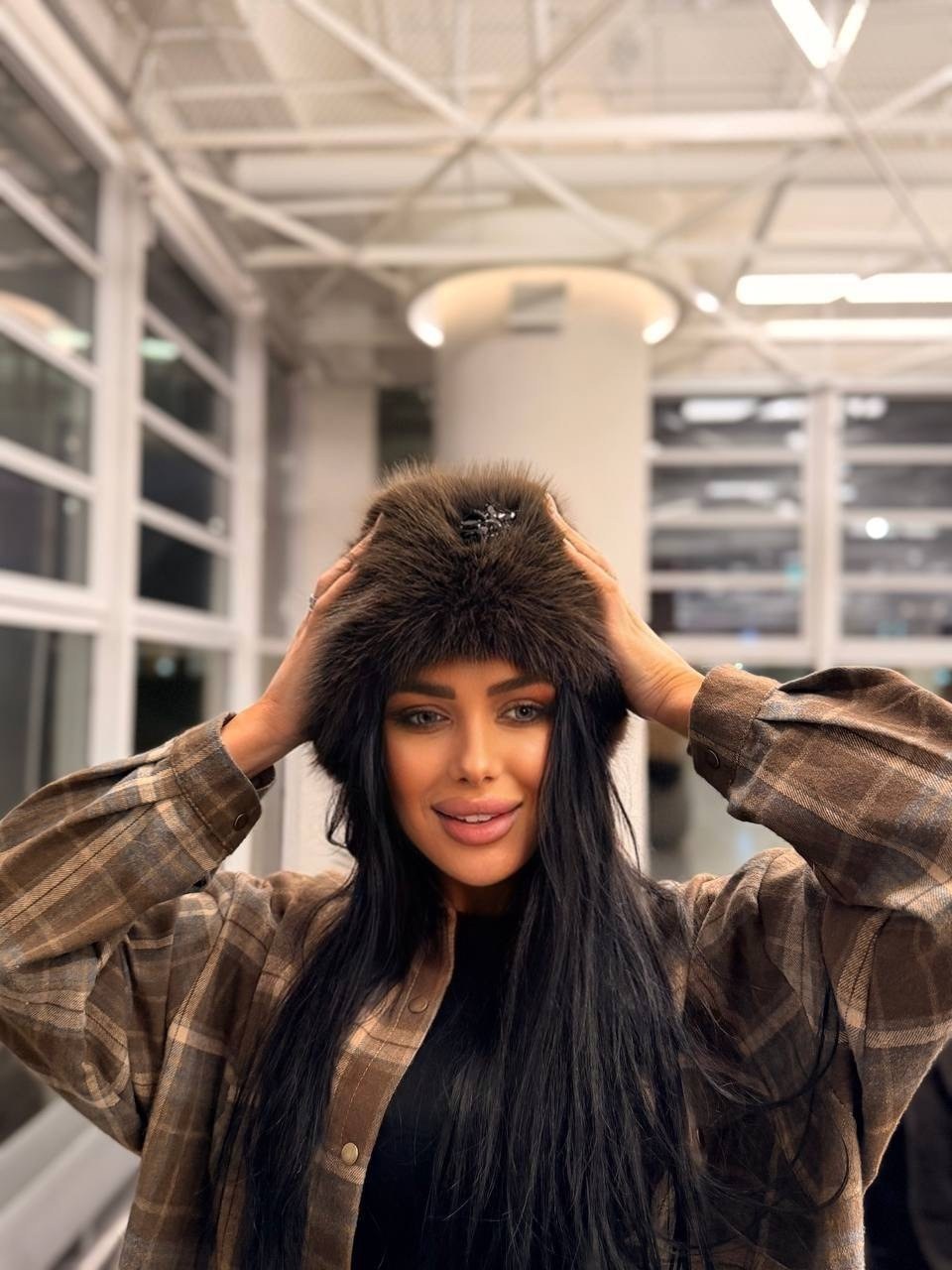 девушка,меховая шапка,шапка ушанка женская зимняя,белая меховая шапка,элегантная женская зимняя шапка