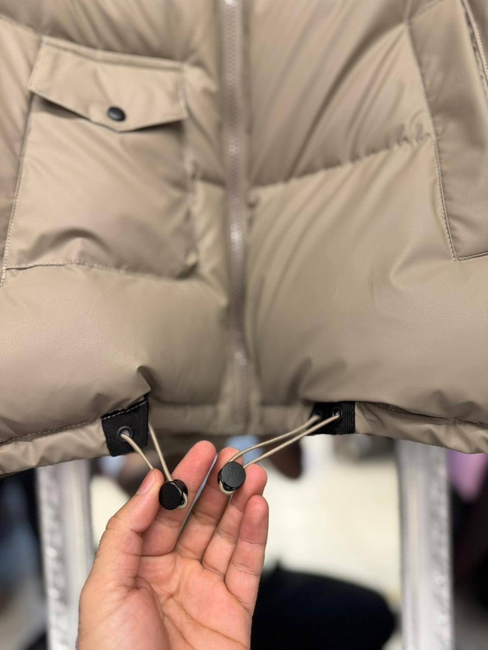 зимняя куртка-пуховик,пуховик с натуральным мехом,пуховик женский,женская куртка-пуховик на белом утином пуху с натуральным мехом енота,пуховик