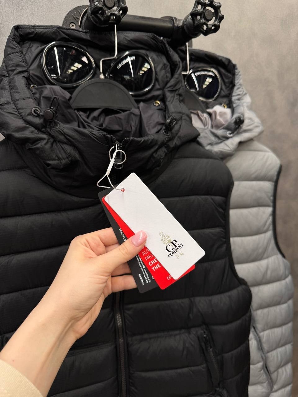 жилет,жилет черный,мужские жилеты,жилетка мужская,жилеты с капюшоном