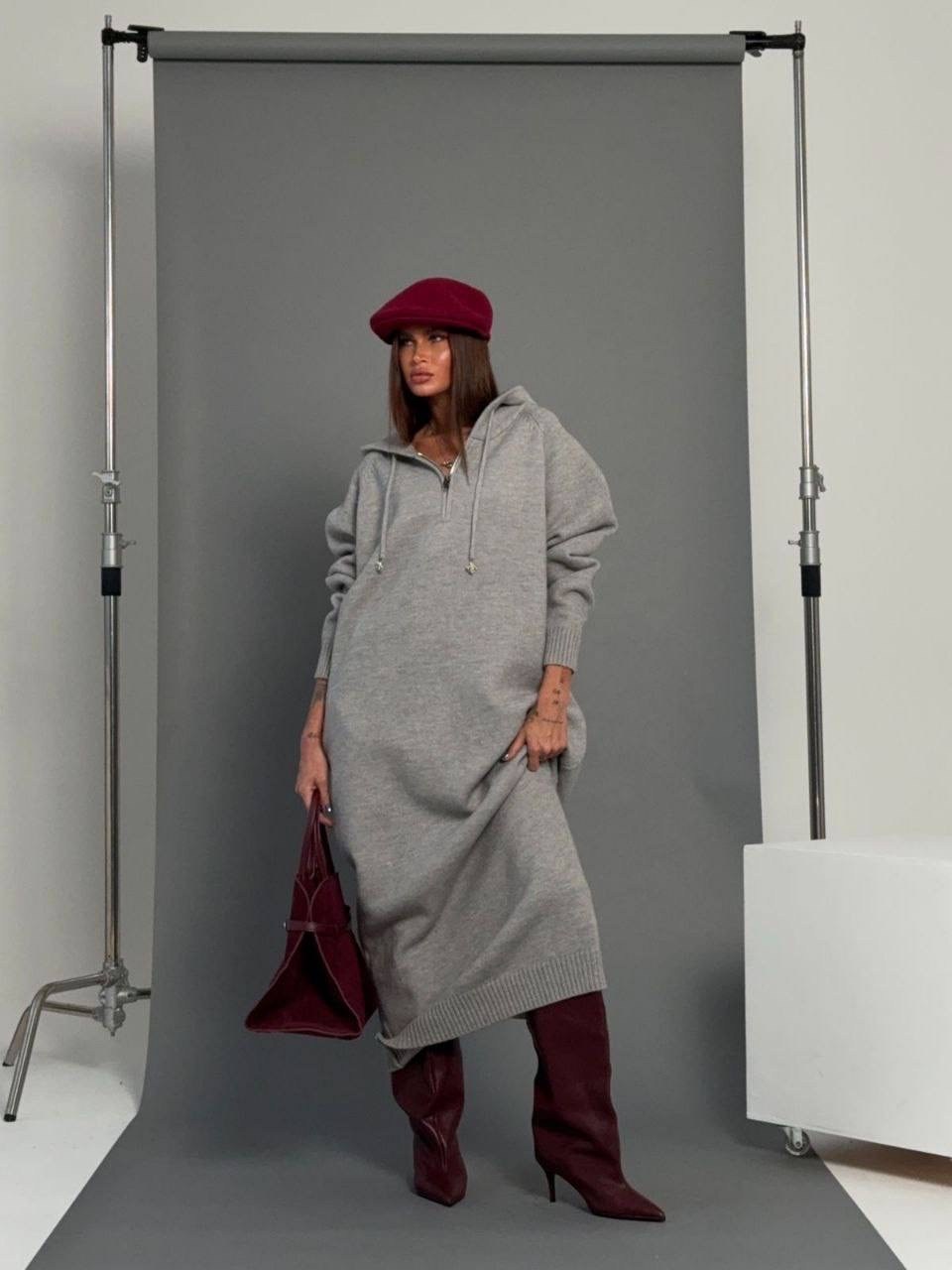 спортивное платье с капюшоном,трикотажное спортивное платье,замшевая сумка,сумка женская,платье с капюшоном