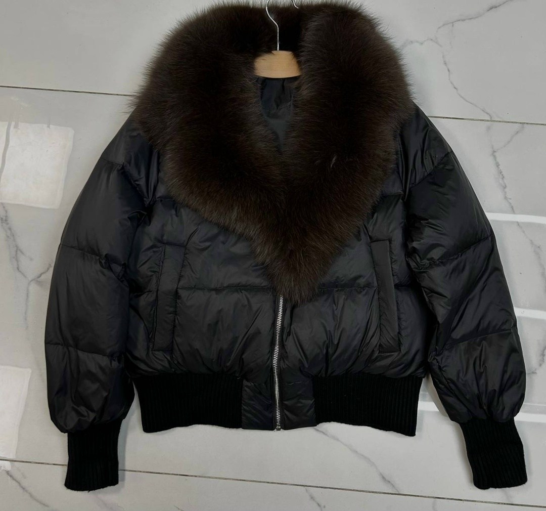 женская куртка-пуховик на белом утином пуху с натуральным мехом енота,женский пуховик на утином пуху с большим воротником из меха енота,женская куртка-пуховик с натуральным лисьим мехом,короткая куртк