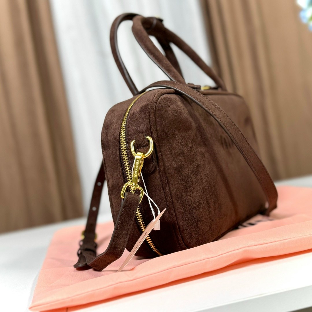женская сумочка люксового бренда miu beau suede trend,женская замшевая сумка miu miu arcadie коричневая,сумка замшевая,сумка женская miu miu beau замша,сумка miu miu натуральная замша 35-24