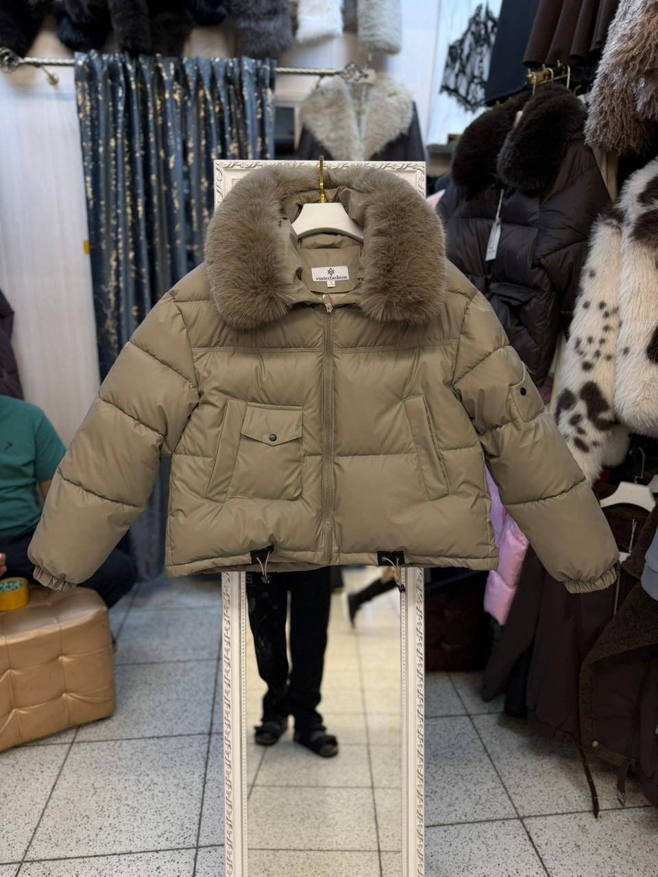 зимняя куртка-пуховик,пуховик с натуральным мехом,пуховик женский,женская куртка-пуховик на белом утином пуху с натуральным мехом енота,пуховик