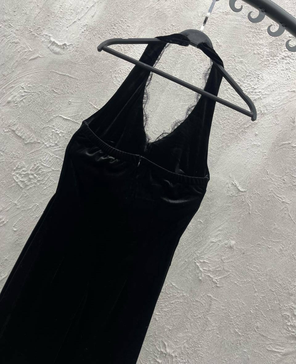 платье велюр,платье вечернее бархатное с разрезом и открытыми плечами,женское бархатное миди платье с открытой спиной руками и разрезом,платье женское вечернее,бархатное платье на бретелях