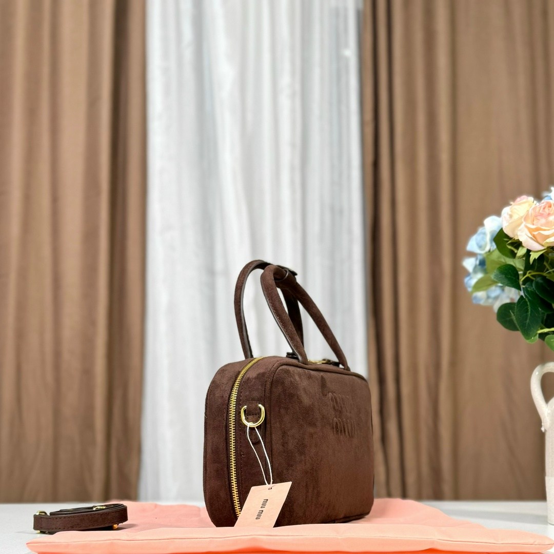 женская сумочка люксового бренда miu beau suede trend,женская замшевая сумка miu miu arcadie коричневая,сумка замшевая,сумка женская miu miu beau замша,сумка miu miu натуральная замша 35-24