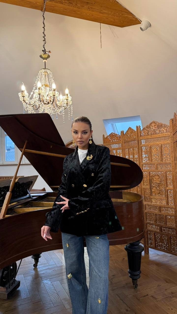 девушка,женская кофта,жакет из шелкового бархата черный,певица ханна,костюм брючный
