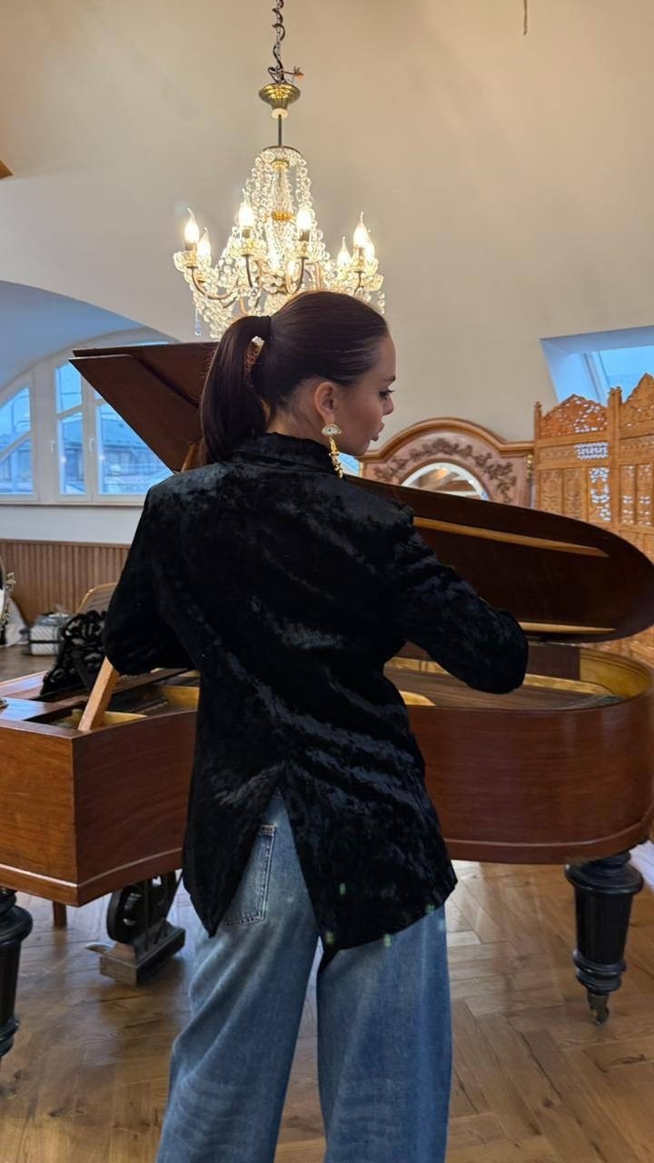 девушка,женская кофта,жакет из шелкового бархата черный,певица ханна,костюм брючный