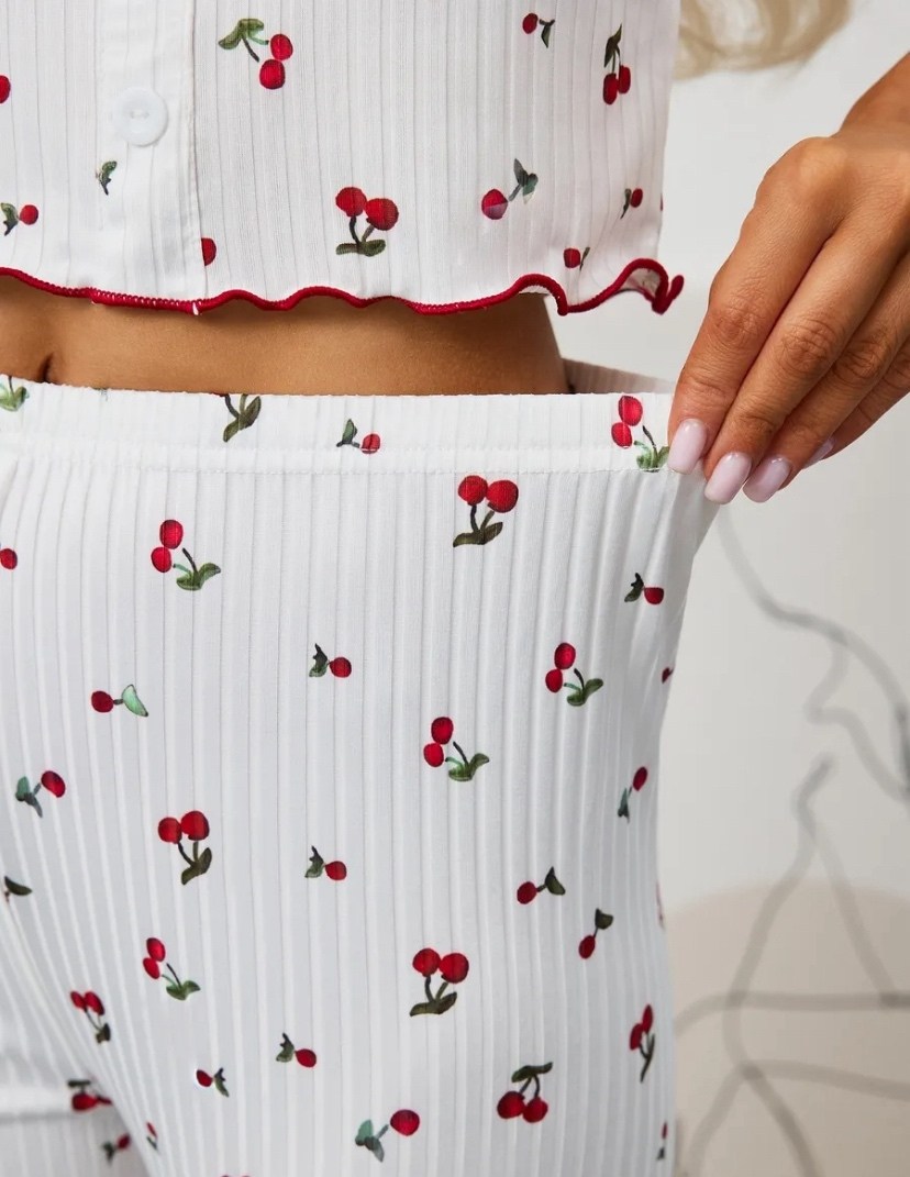 пижама с шортами и футболкой с вишней муслиновая katalinof,женская элегантная пижама с принтом вишни,пижамы женски,женская пижама,пижама женская с шортами