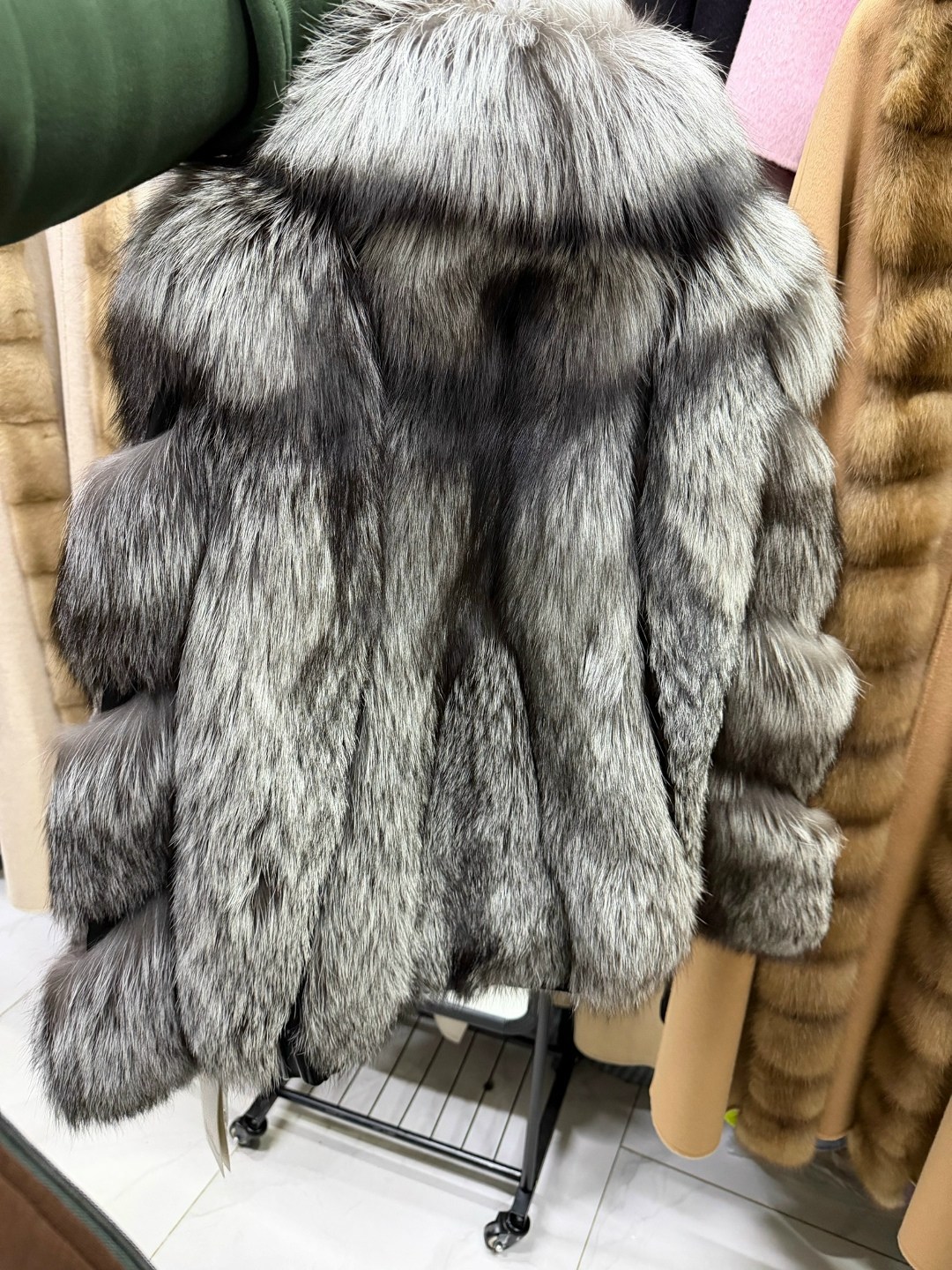 женская шуба из натурального меха чернобурки,шуба короткая мужская из натурального меха чернобурки,шуба чернобурка,шуба из чернобурки,зимняя женская шуба из натурального меха чернобурки