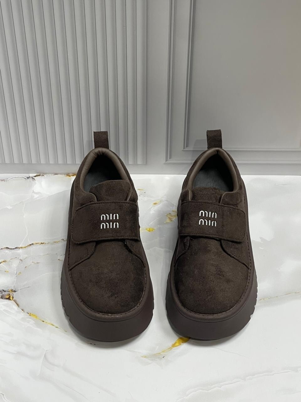 замшевые лоферы miu miu на высокий подошве и фирменной фурнитурой,лоферы замш,,женская ,модная женская