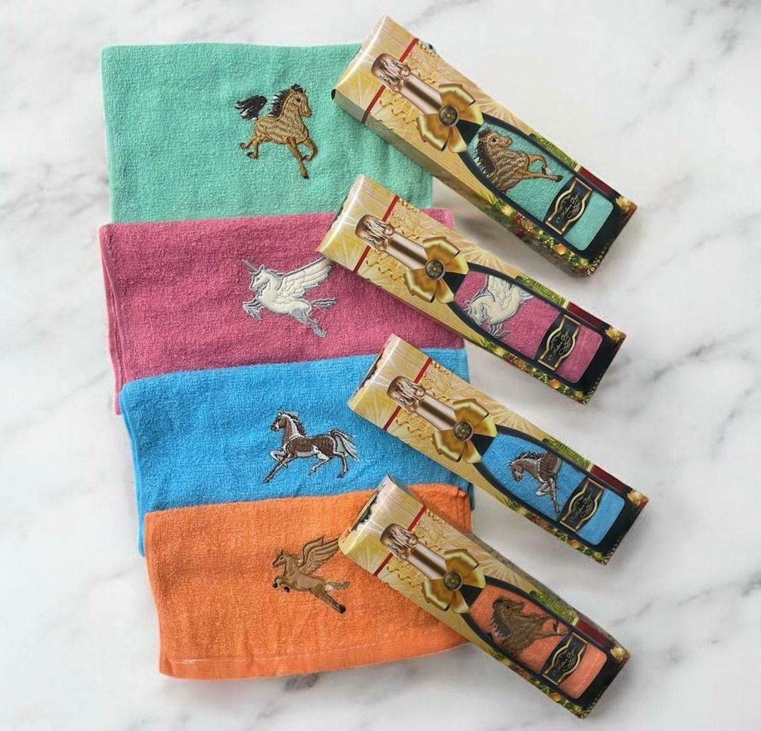 подарочные полотенца,подарочная коробка,полотенце махровое в подарочной коробке символ года бутылочка,полотенца в подарочной упаковке,подарочная упаковка