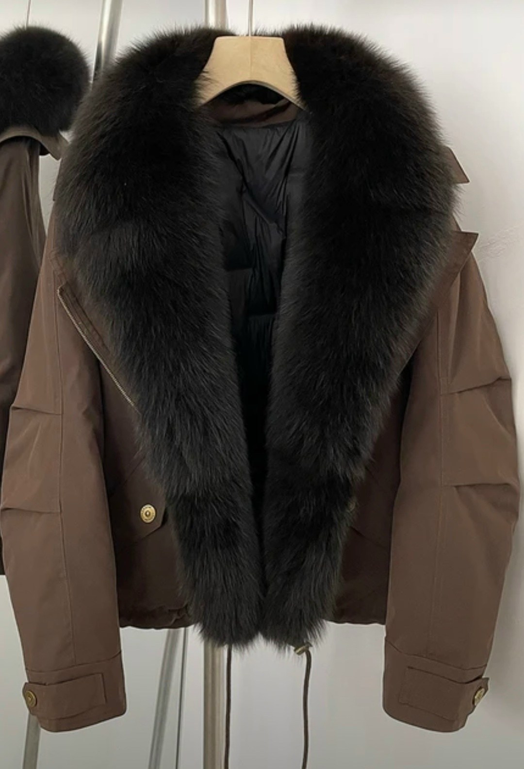 короткая куртка-пуховик из натурального лисьего меха,женский пуховик с меховым воротником,пуховик женский с натуральным мехом,пуховик с натуральным мехом,куртка с мехом