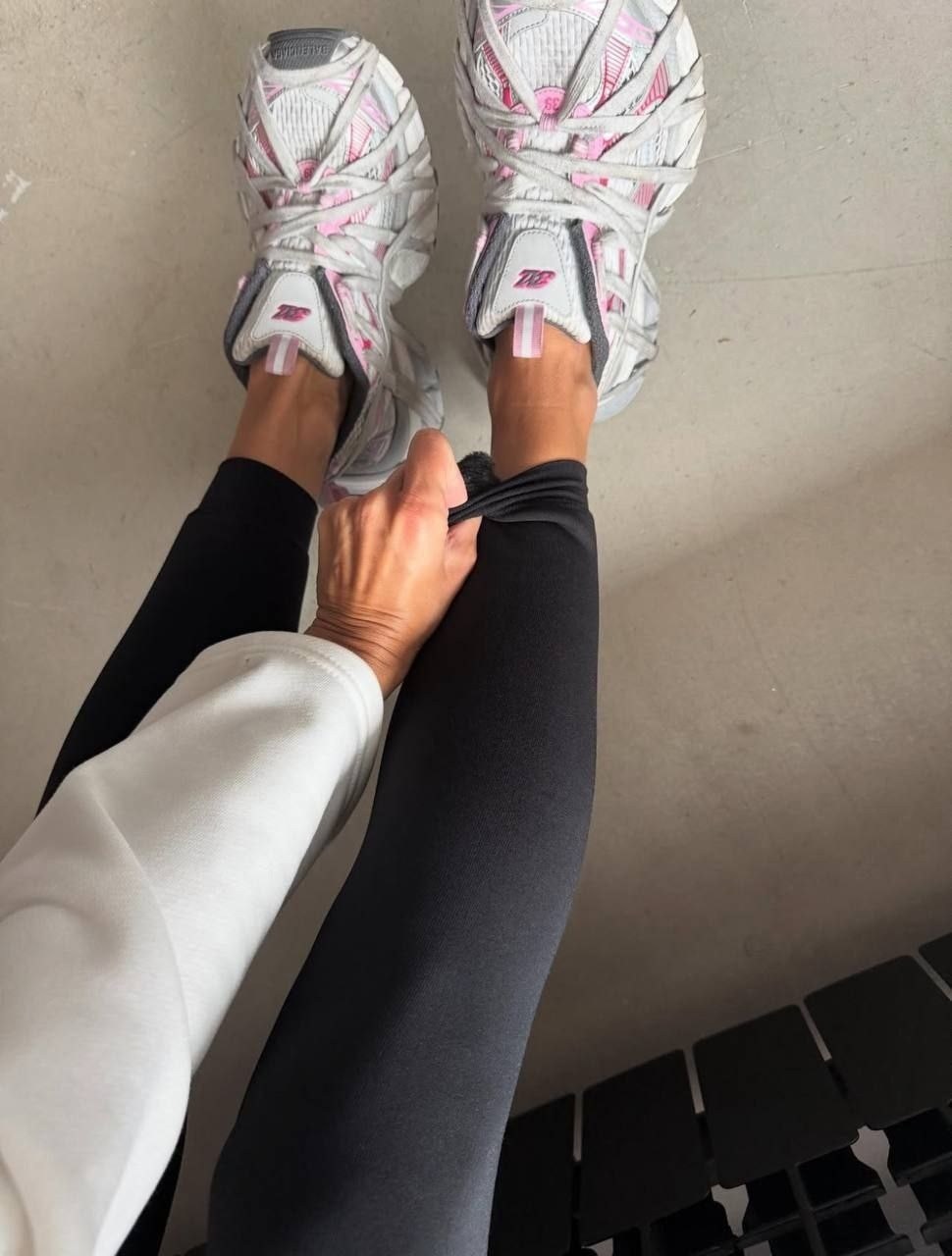 модный стиль одежды,стильные наряды,спортивное женское тело,женская мода