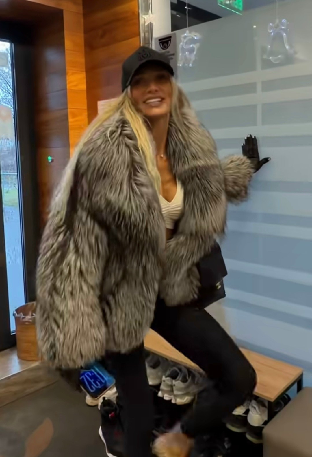 шуба из чернобурки,шуба чернобурка,шуба из чернобурой лисы,шуба модная,женская шуба