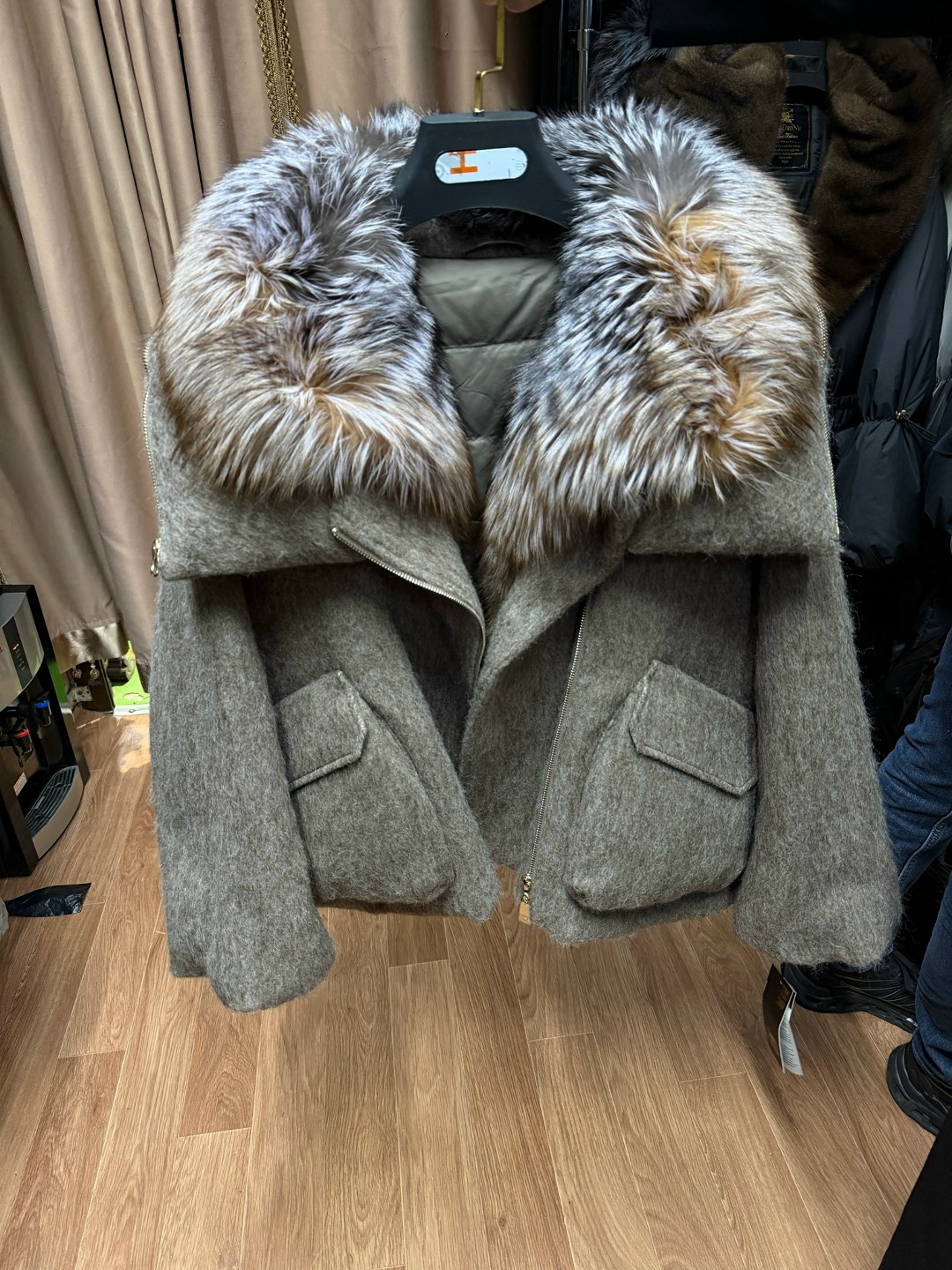 пуховик с мехом,куртка с мехом,пуховик с чернобуркой,женская зимняя куртка,куртка с натуральным мехом