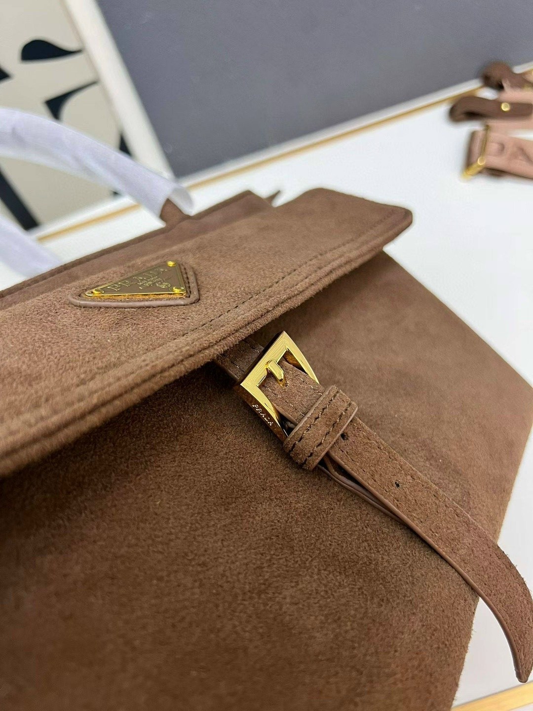 замшевая сумка,prada коричневая замшевая сумка через плечо,женская сумка prada,prada коричневая замшевая сумка через плечо для женщин,замшевая сумка prada