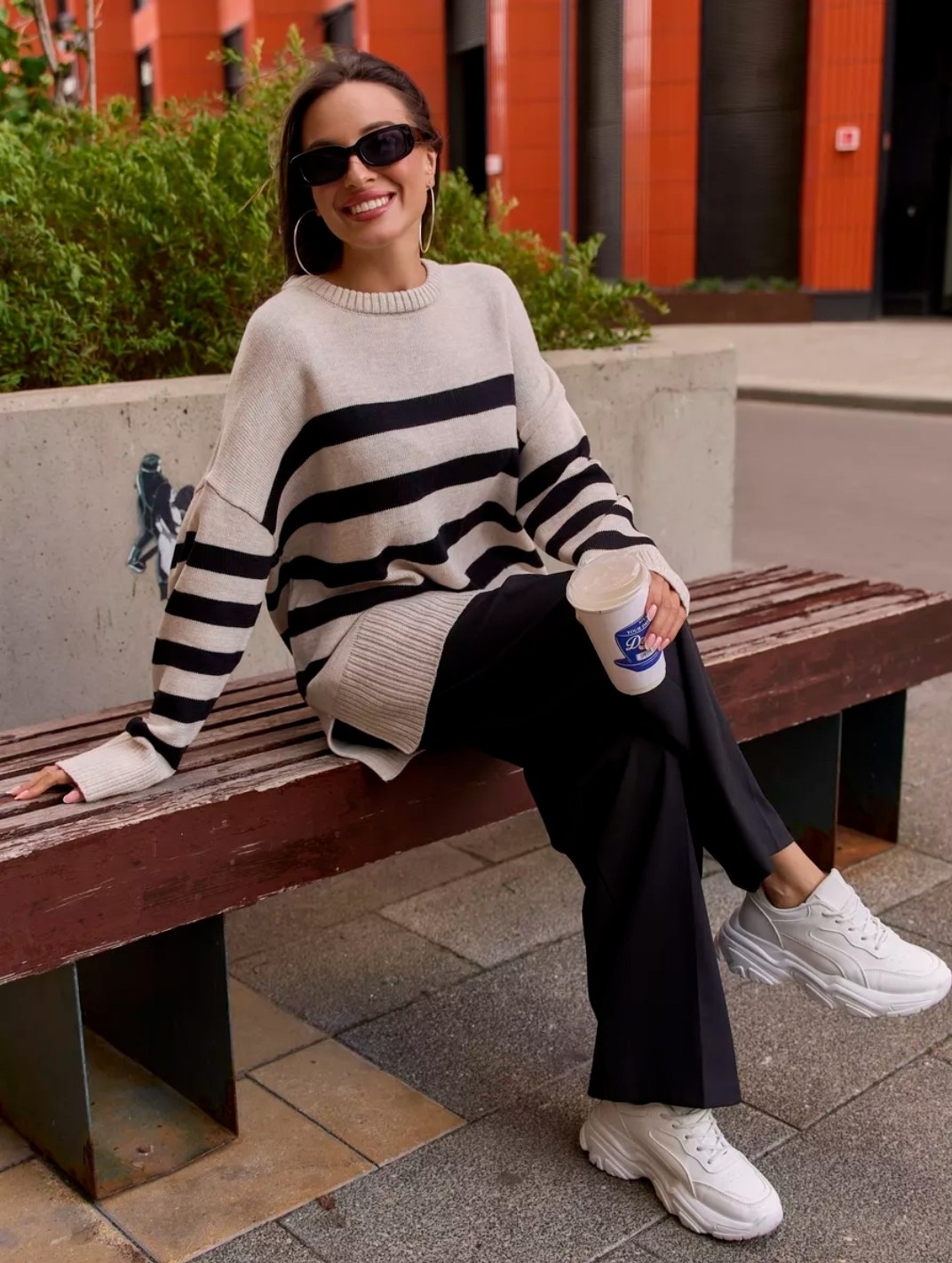 свитер оверсайз удлиненный вязаный,полосатый свитер,джемпер в полоску оверсайз,свитер оверсайз в полоску вязаный удлиненный saxar showroom,свитер в полоску