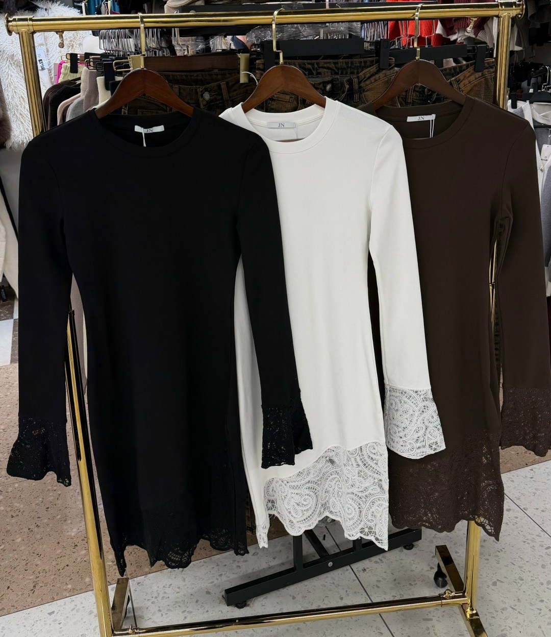 платье с кружевами,платье с гипюром,коричневое платье,коричневое платье с кружевом,коричневое платье с кружевом внизу