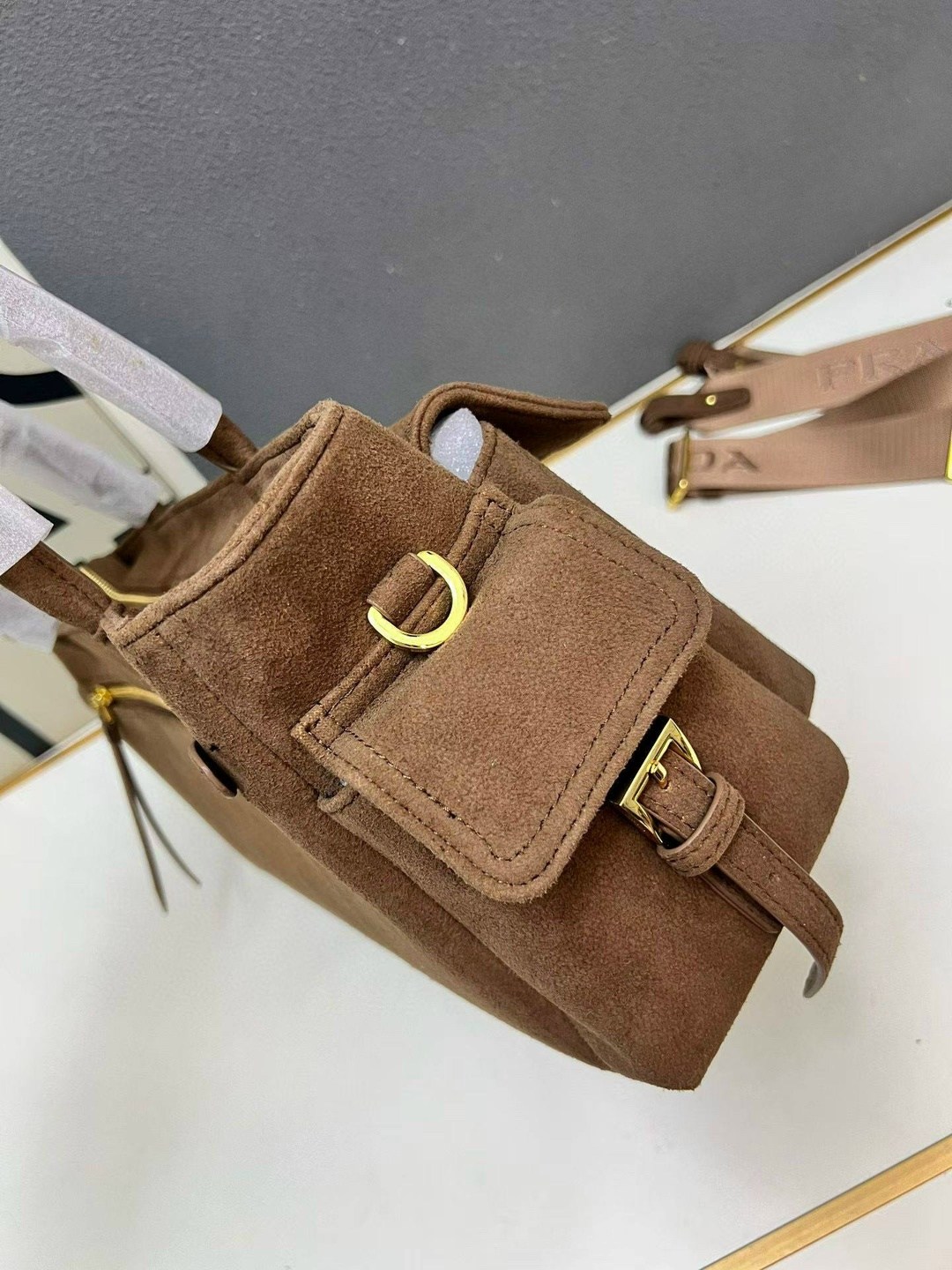 замшевая сумка,prada коричневая замшевая сумка через плечо,женская сумка prada,prada коричневая замшевая сумка через плечо для женщин,замшевая сумка prada
