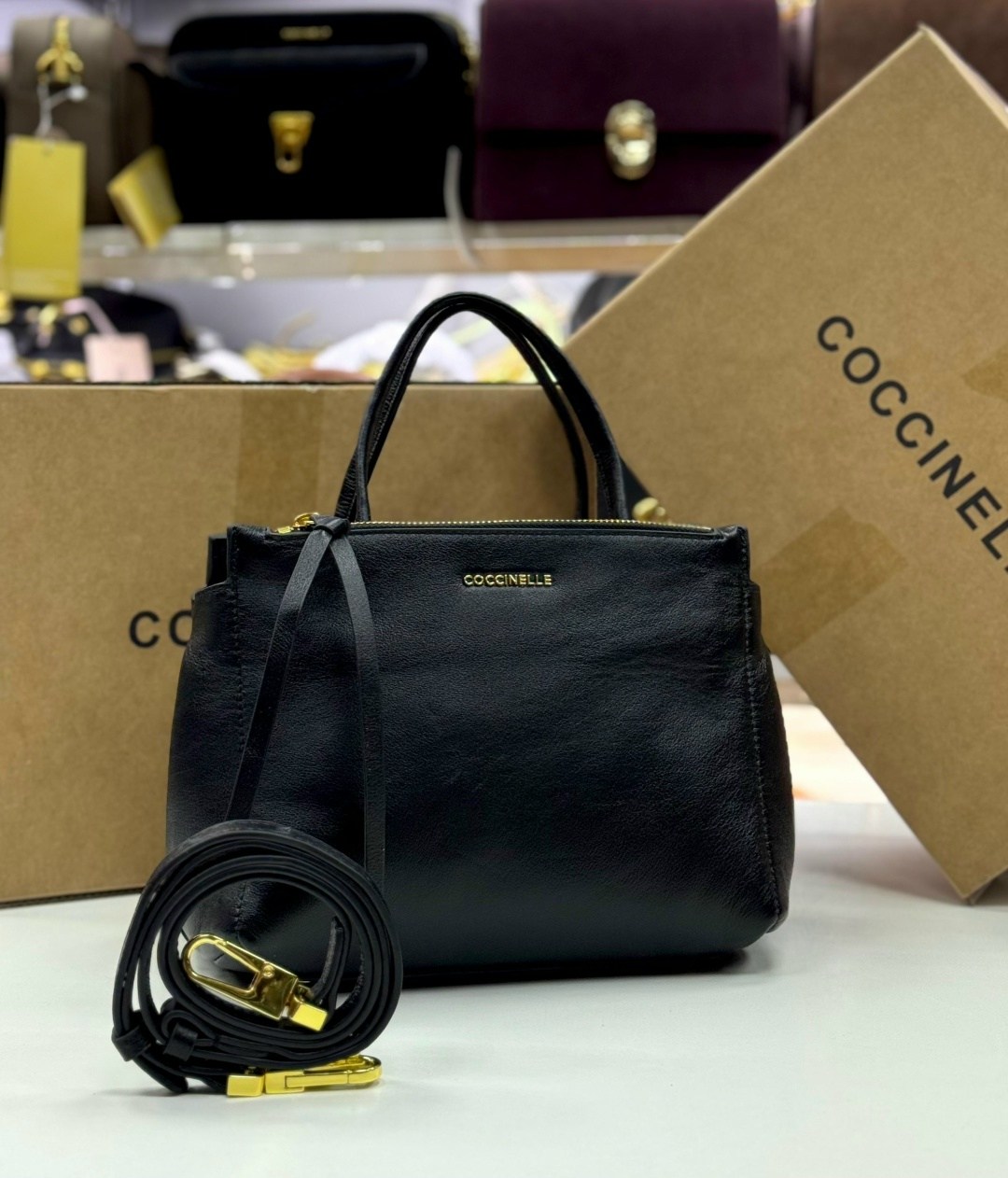 coccinelle сумка,сумка coccinelle arlettis,женская сумка coccinelle,черная кожаная женская сумка coccinelle,coccinelle сумка arlettis signature