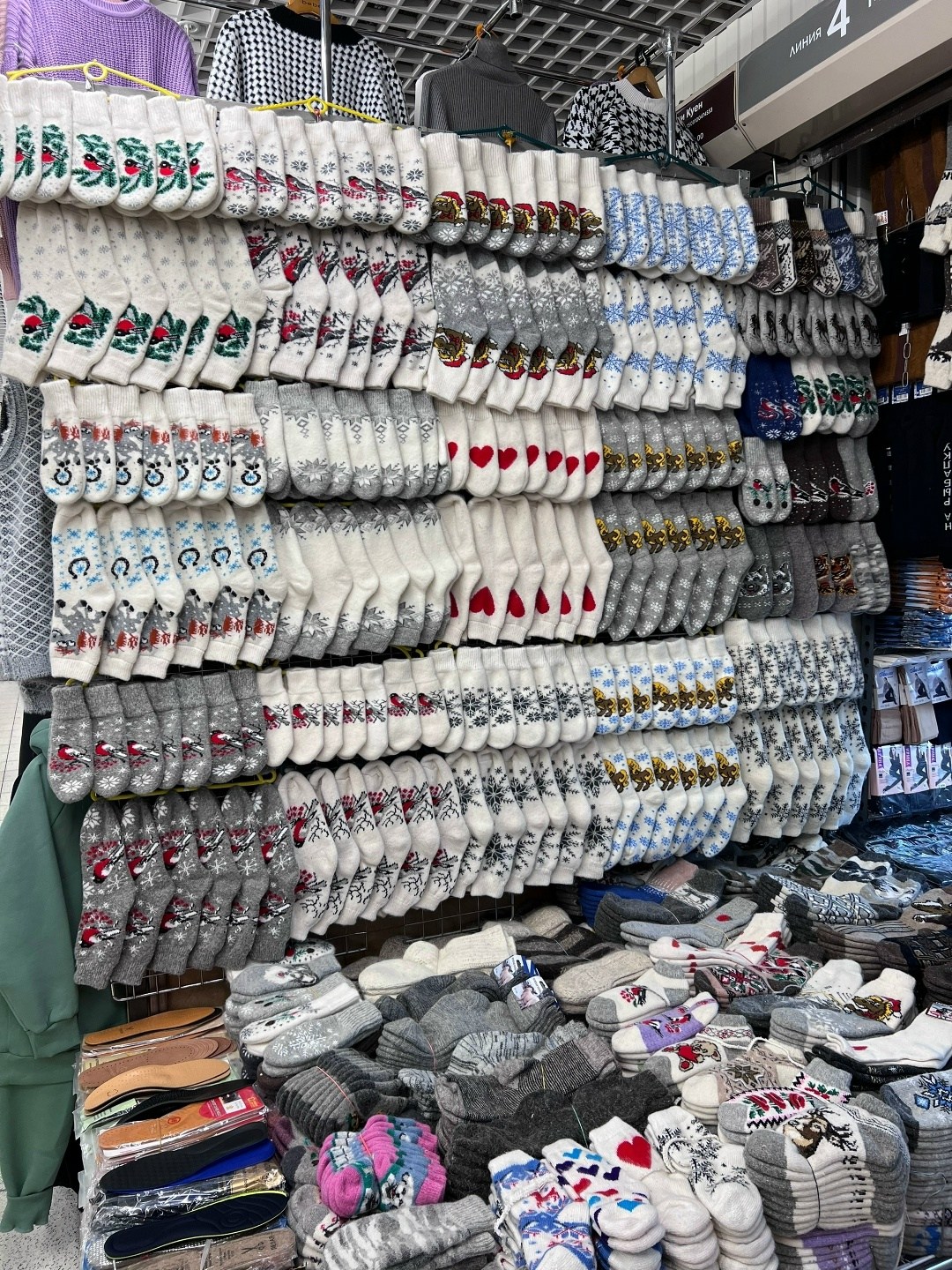 комплект шерстяные носки плюс пуховые варежки,комплект варежки и носки,женские шерстяные варежки,варежки женские,варежки шерстяные с снежинками daler shop