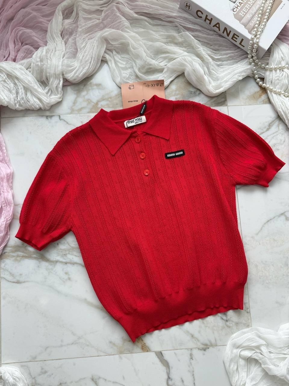 женская белая блузка miu miu,женская белая блузка,красное женское поло miu miu,блузка miu,поло miu miu