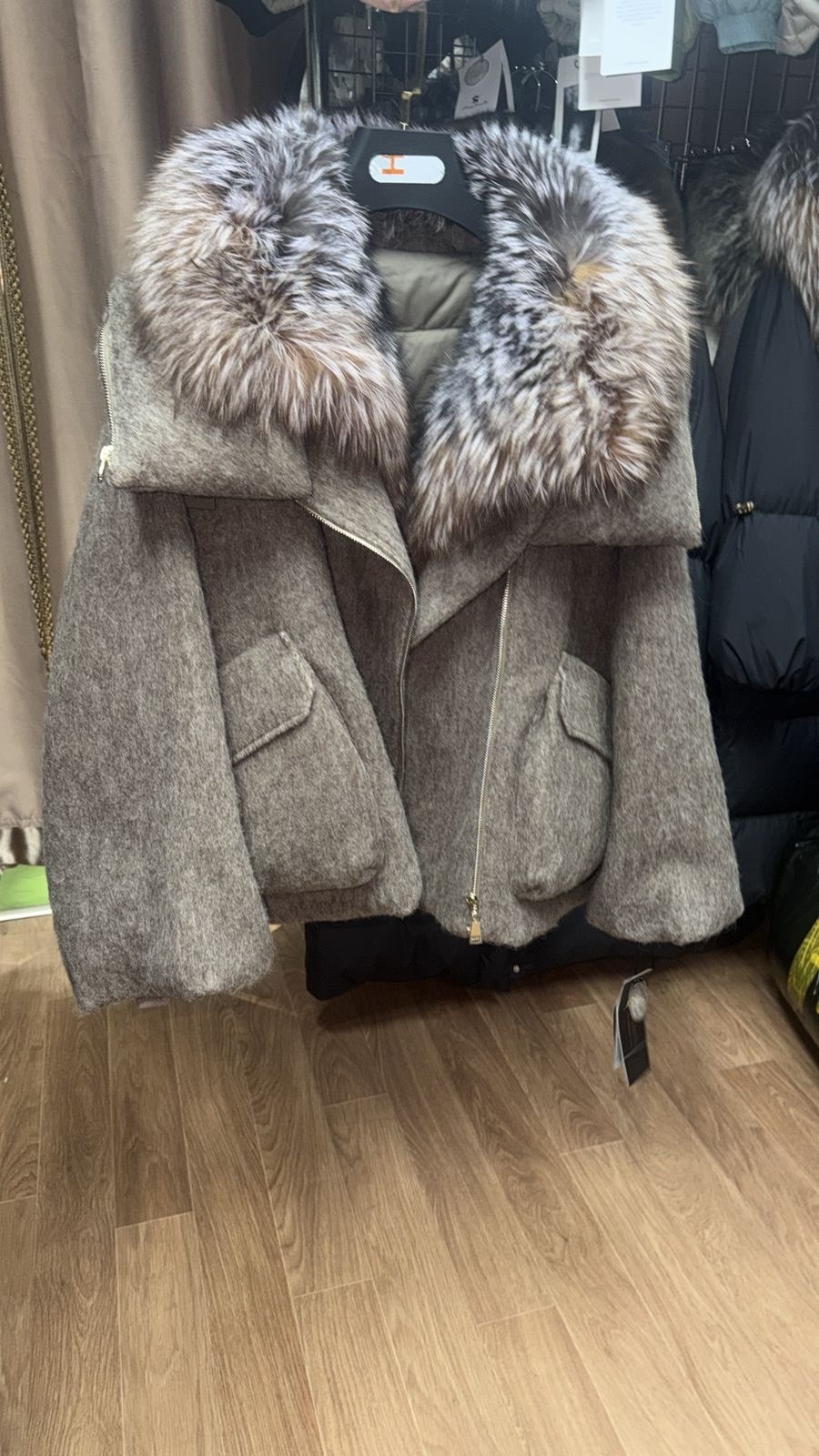 пуховик с мехом,куртка с мехом,пуховик с чернобуркой,женская зимняя куртка,куртка с натуральным мехом