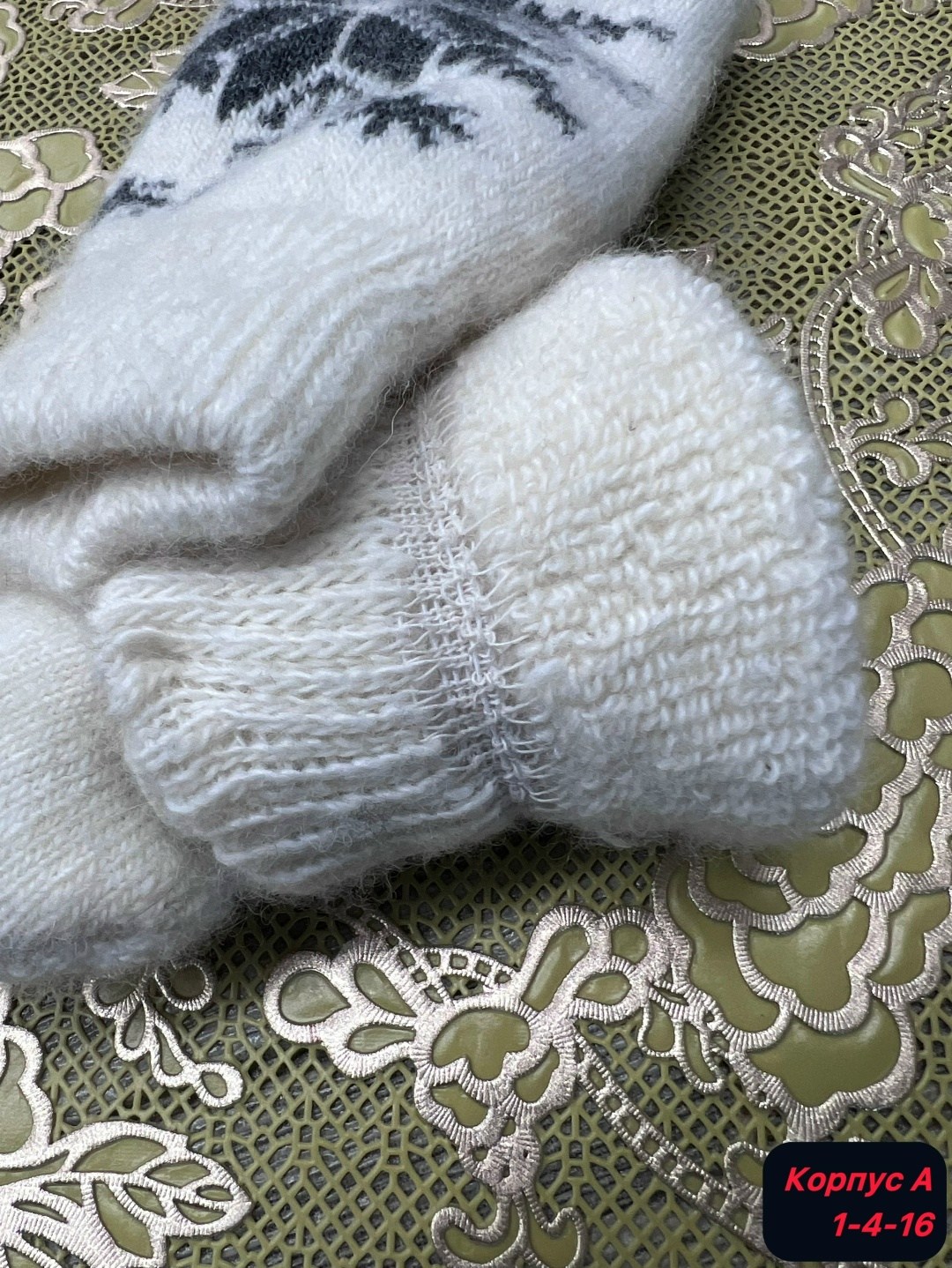 комплект шерстяные носки плюс пуховые варежки,комплект варежки и носки,женские шерстяные варежки,варежки женские,варежки шерстяные с снежинками daler shop