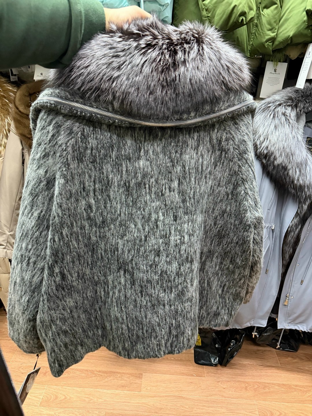 пуховик с мехом,куртка с мехом,пуховик с чернобуркой,женская зимняя куртка,куртка с натуральным мехом