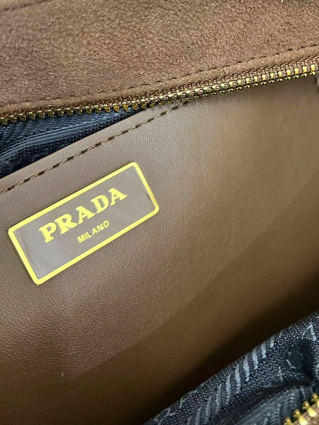 замшевая сумка,prada коричневая замшевая сумка через плечо,женская сумка prada,prada коричневая замшевая сумка через плечо для женщин,замшевая сумка prada