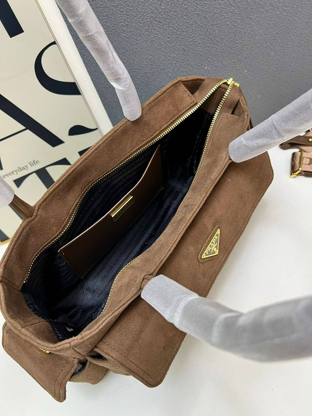 замшевая сумка,prada коричневая замшевая сумка через плечо,женская сумка prada,prada коричневая замшевая сумка через плечо для женщин,замшевая сумка prada