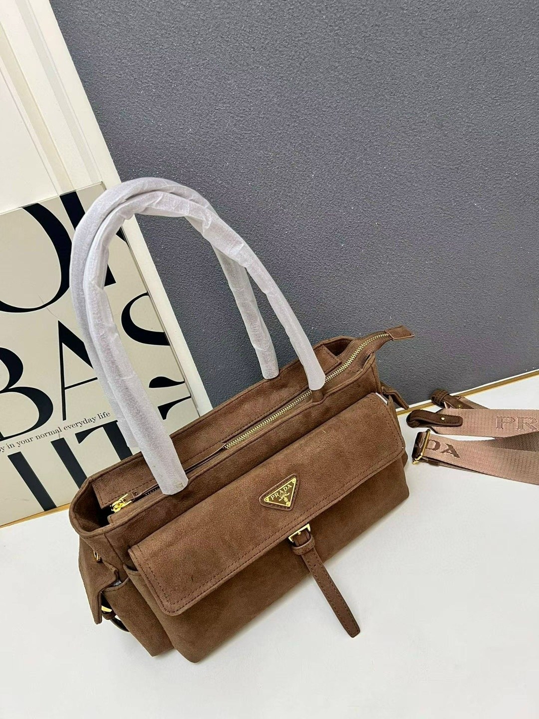 замшевая сумка,prada коричневая замшевая сумка через плечо,женская сумка prada,prada коричневая замшевая сумка через плечо для женщин,замшевая сумка prada