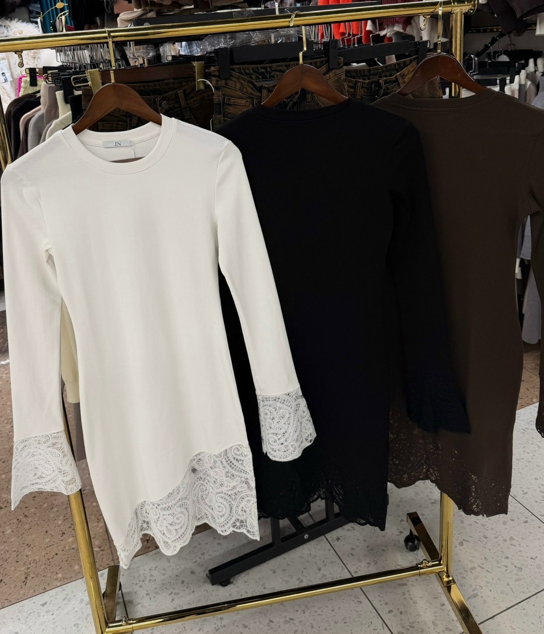 платье с кружевами,платье с гипюром,коричневое платье,коричневое платье с кружевом,коричневое платье с кружевом внизу