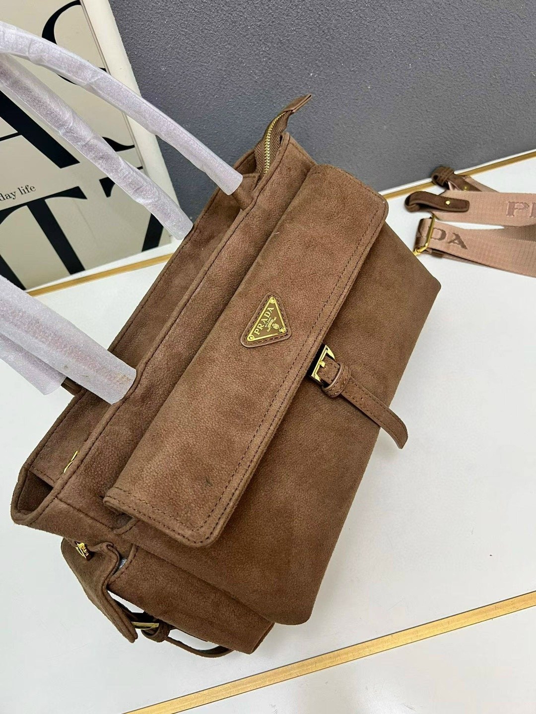 замшевая сумка,prada коричневая замшевая сумка через плечо,женская сумка prada,prada коричневая замшевая сумка через плечо для женщин,замшевая сумка prada