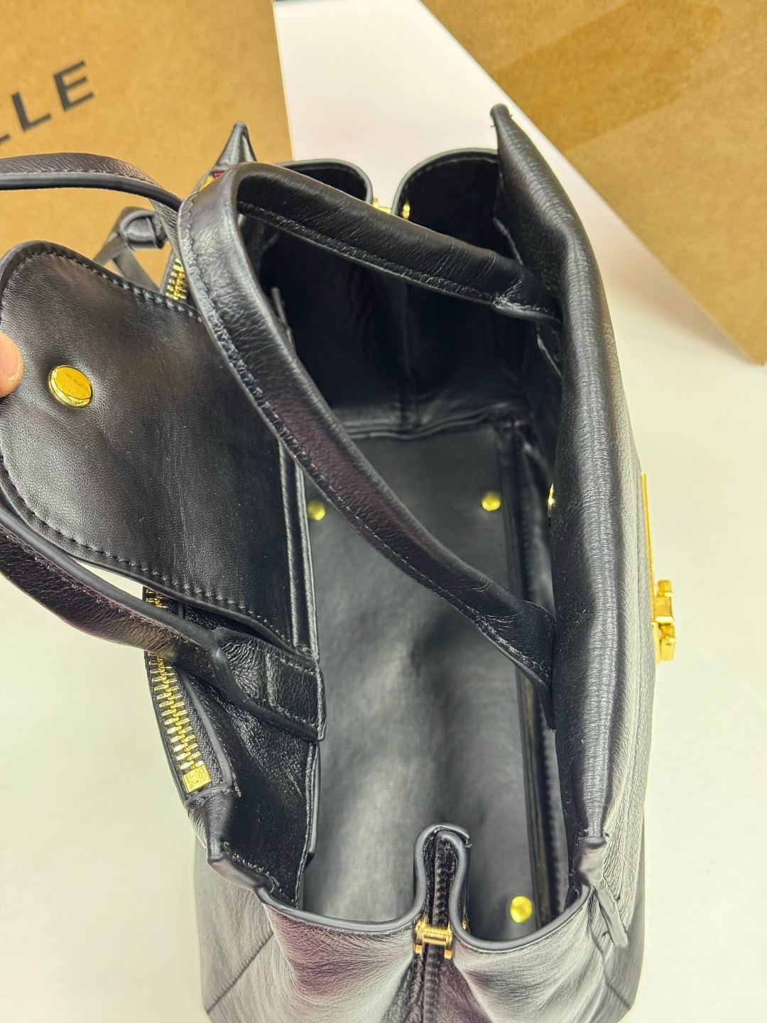 coccinelle сумка,сумка coccinelle arlettis,женская сумка coccinelle,черная кожаная женская сумка coccinelle,coccinelle сумка arlettis signature